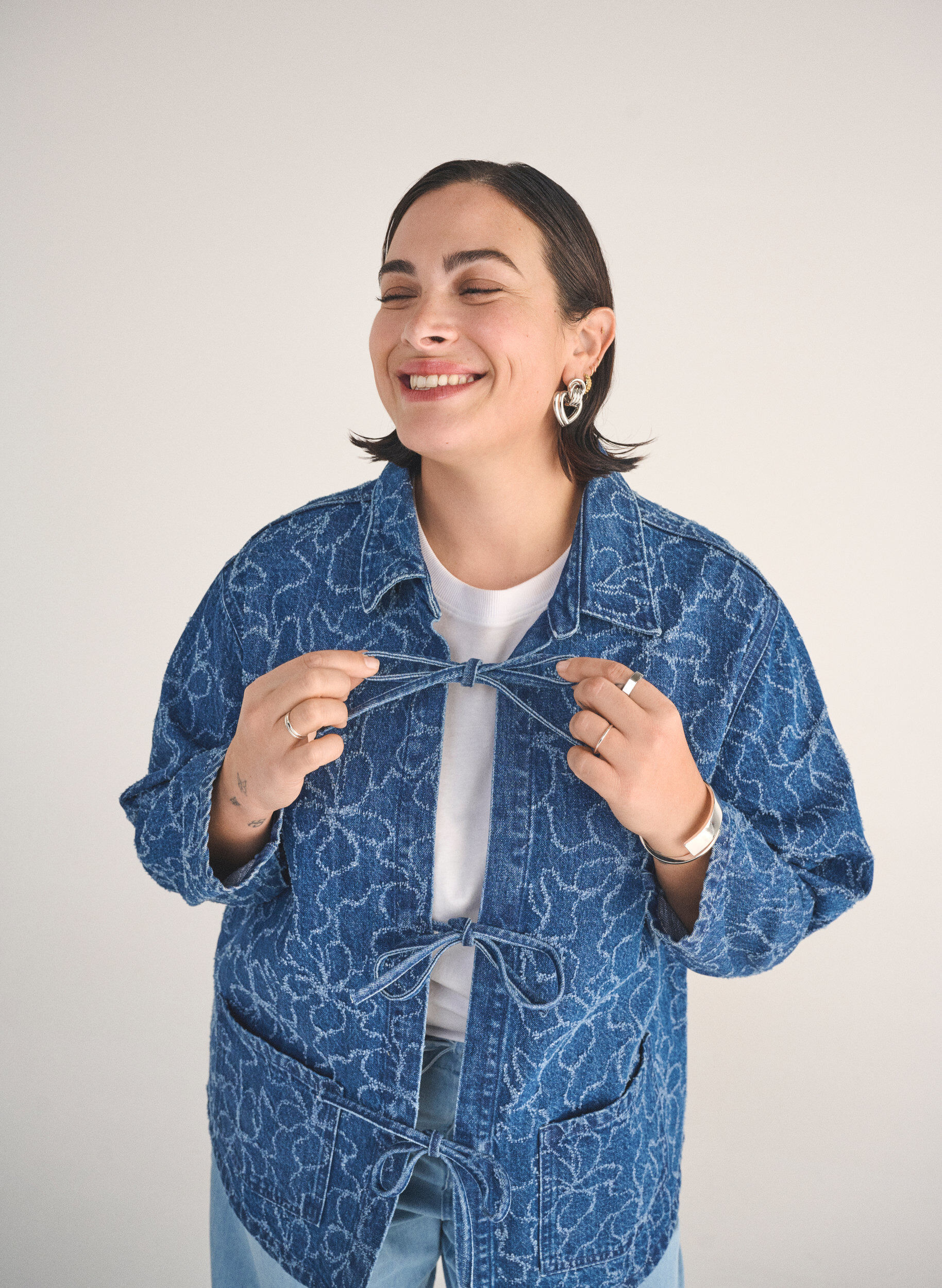 Zizzi Zawiazywana kurtka jeansowa z kieszeniami, Blue Denim Destroy, Image image number 0