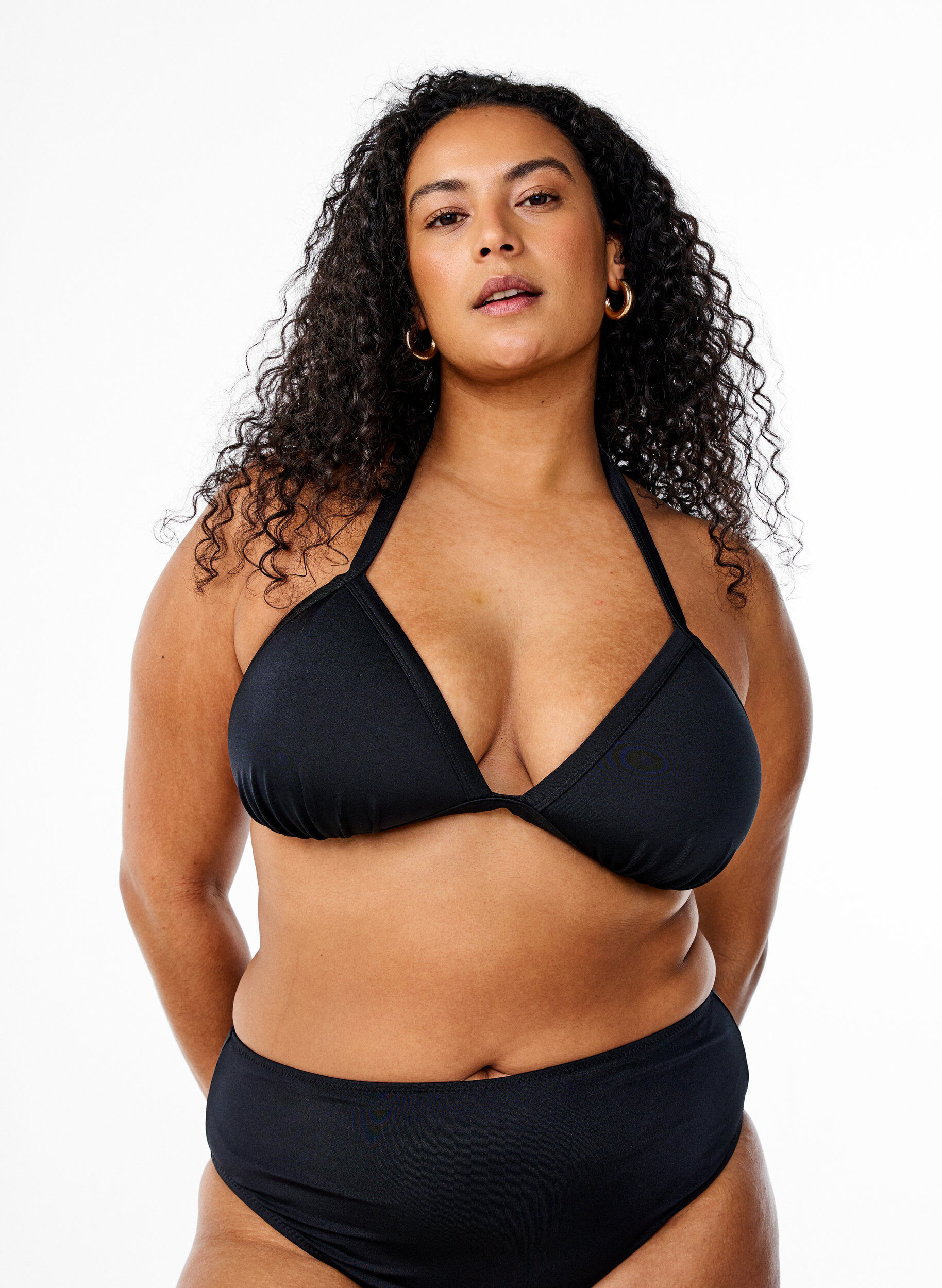 Tr&oacute;jkatny stanik bikini w jednolitym kolorze, Czarne, Model