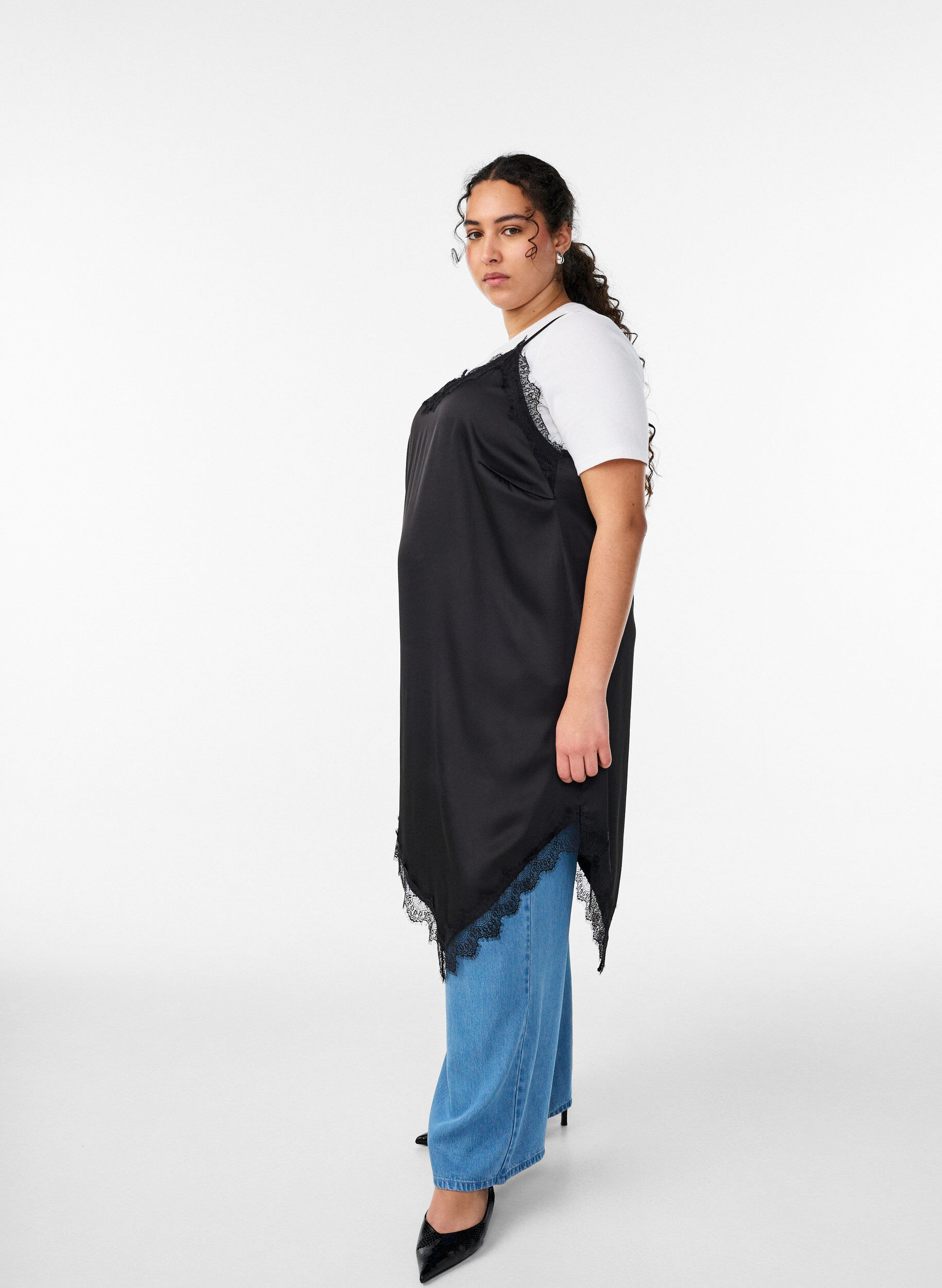 Zizzi Sukienka w stylu satynowym z koronkowym wykonczeniem, Czarne, Model image number 2