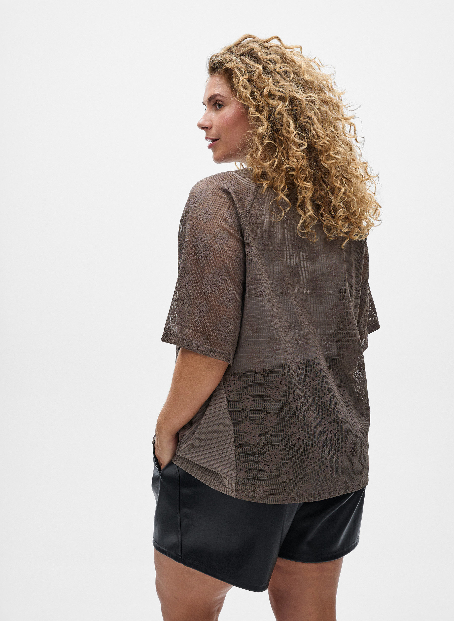 Zizzi Luzne szorty ze sztucznej sk&oacute;ry z elastycznym paskiem, Czarne, Model image number 2