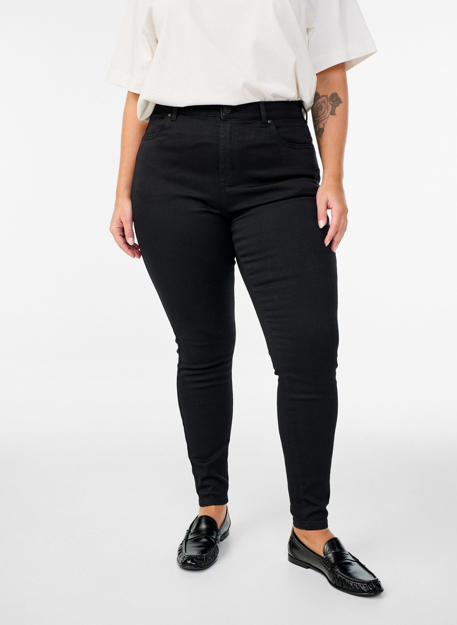 Zizzi Jeansy Amy super slim z wysokim stanem, Czarne, Model image number 2