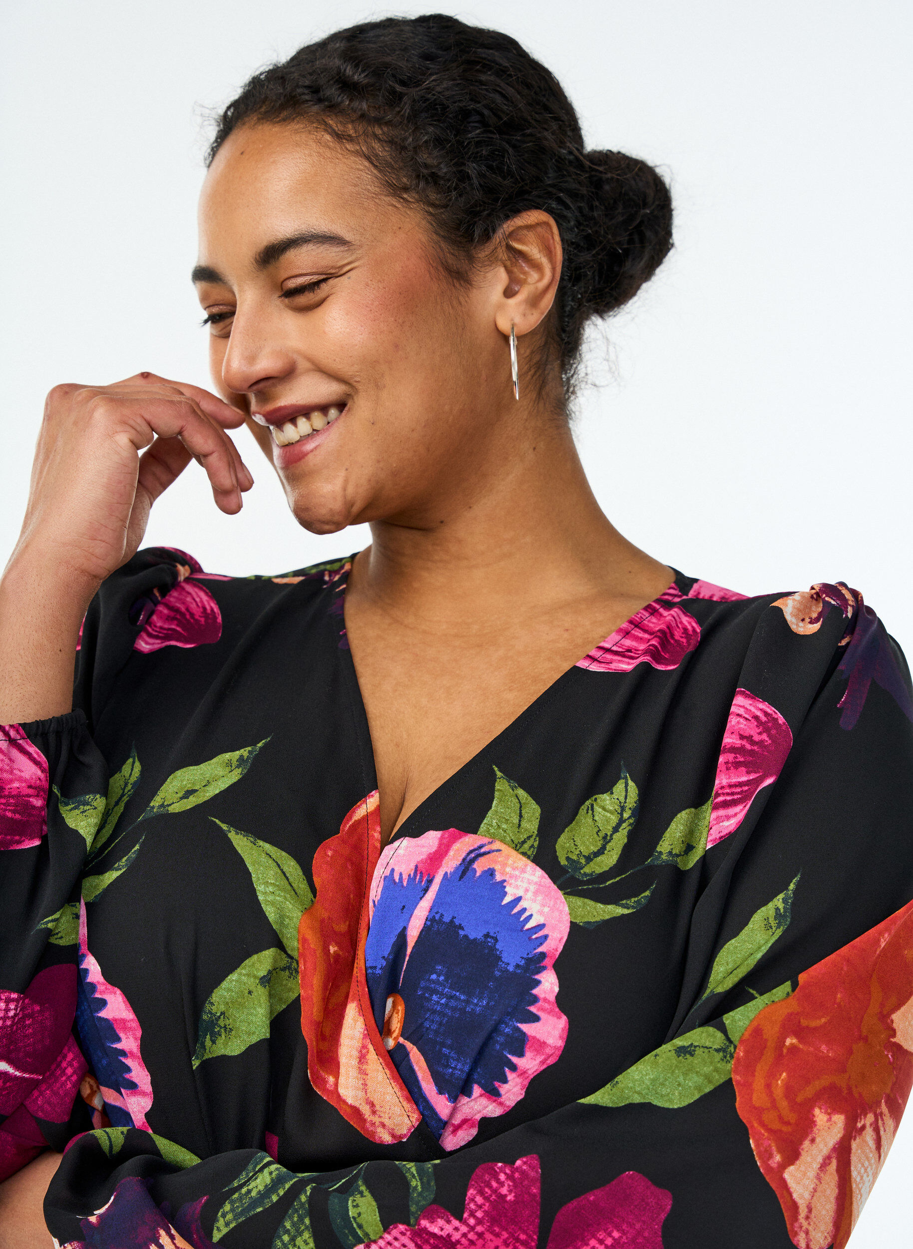 ZizziMaxi sukienka z wykladanym dekoltem i dlugim rekawem, Czarne, Model image number 2