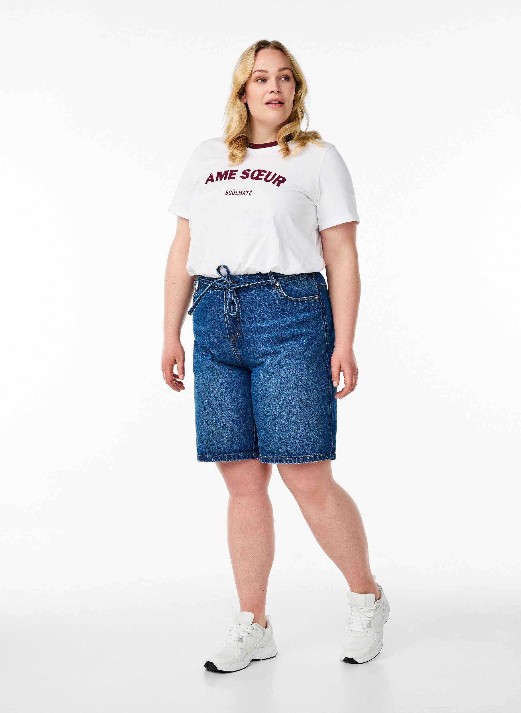 Zizzi T-shirt z tekstem i kontrastowym wykonczeniem, Biały, Model image number 1