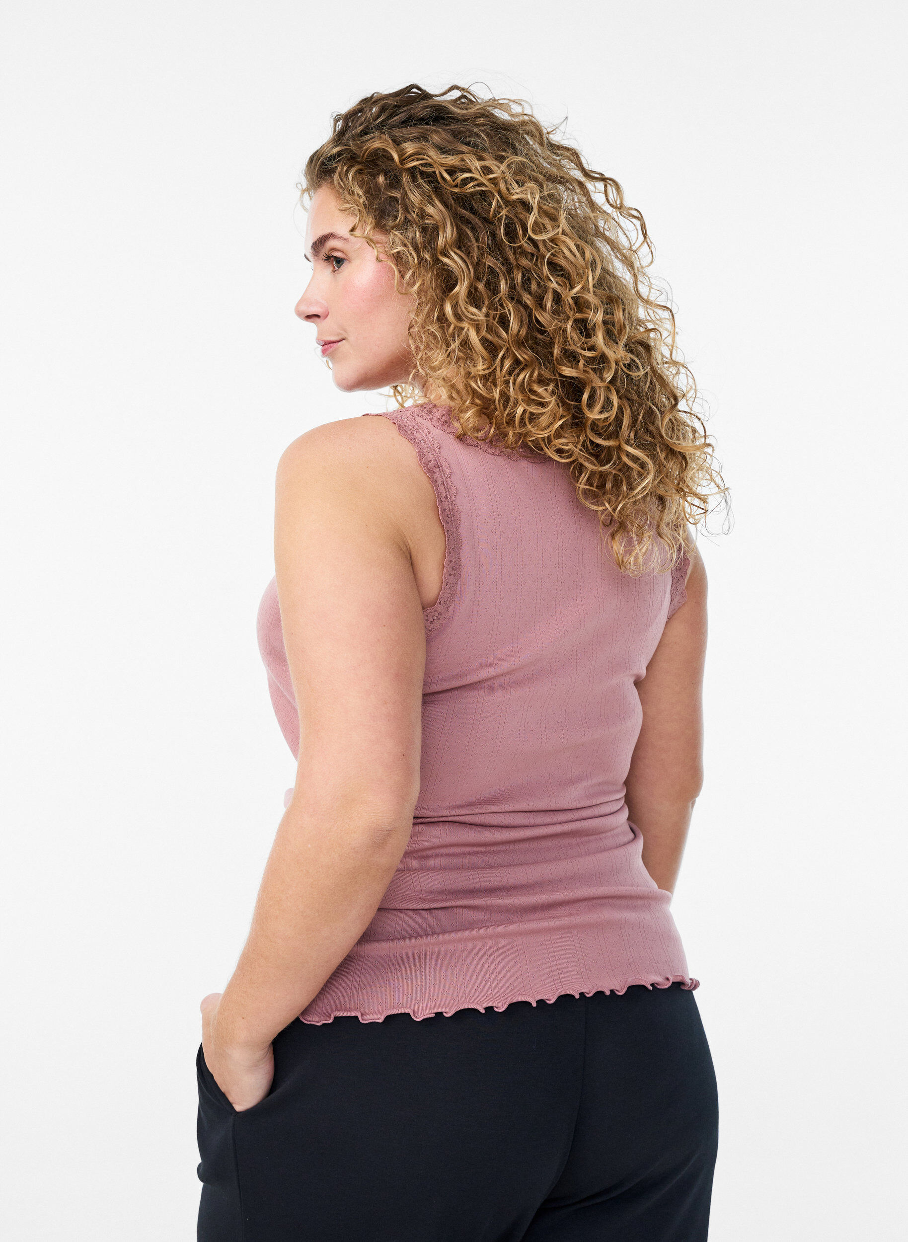 Zizzi Koszulka bez rekaw&oacute;w z koronkowym wykonczeniem i haftem oczka, R&oacute;żowy, Model image number 2