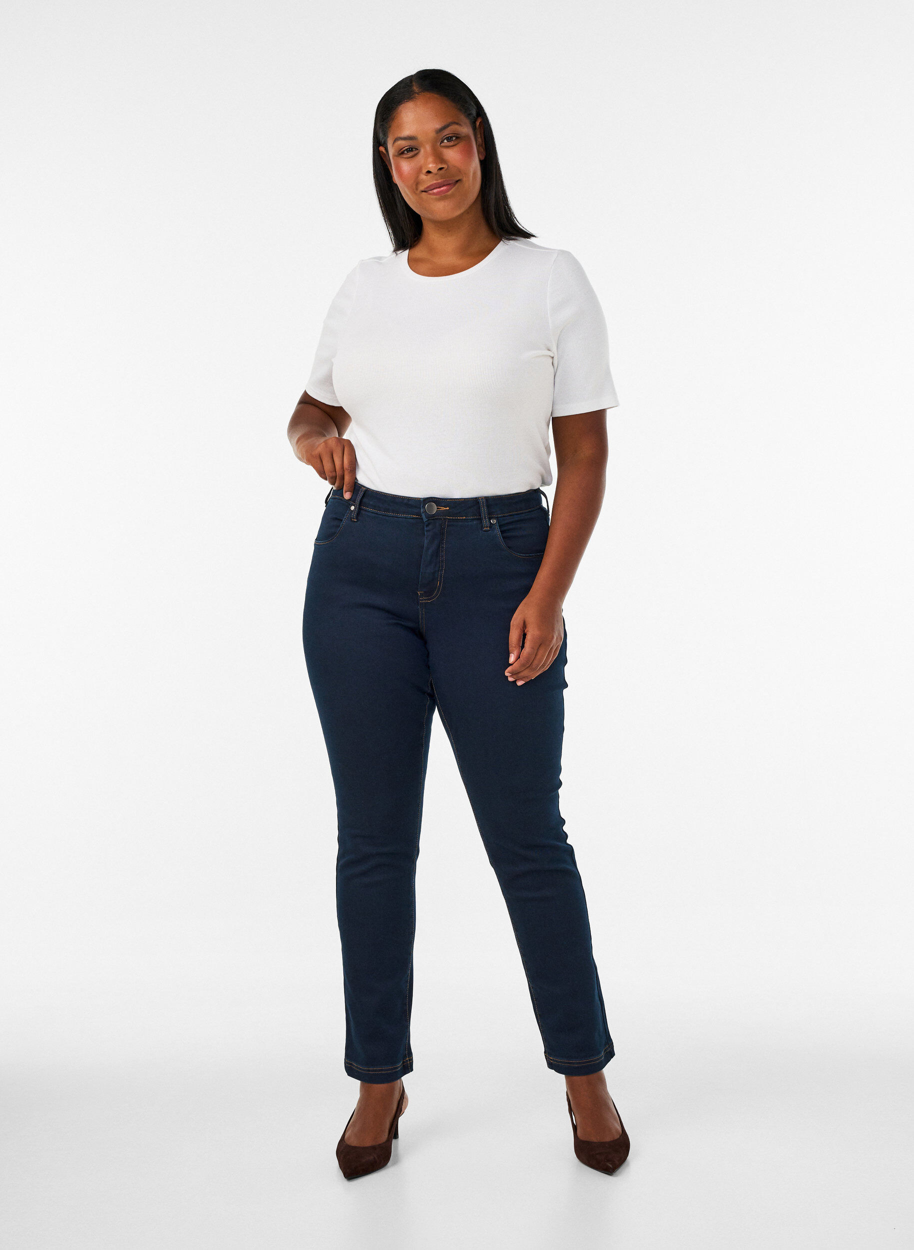 Jeansy Emily o dopasowanym kroju z normalnym stanem, Niebieskie, Model