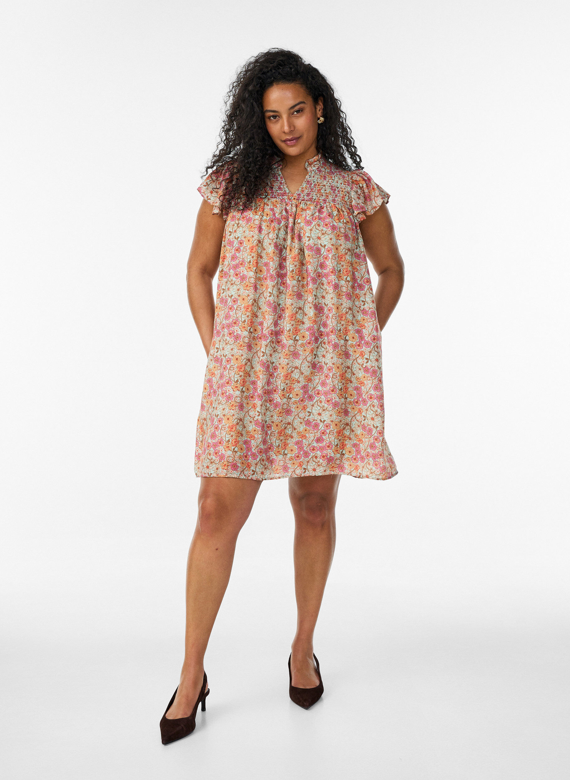 ZizziKr&oacute;tka wiskozowa sukienka z marszczeniami i kwiatowym nadrukiem, Pomarańczowy, Model image number 1