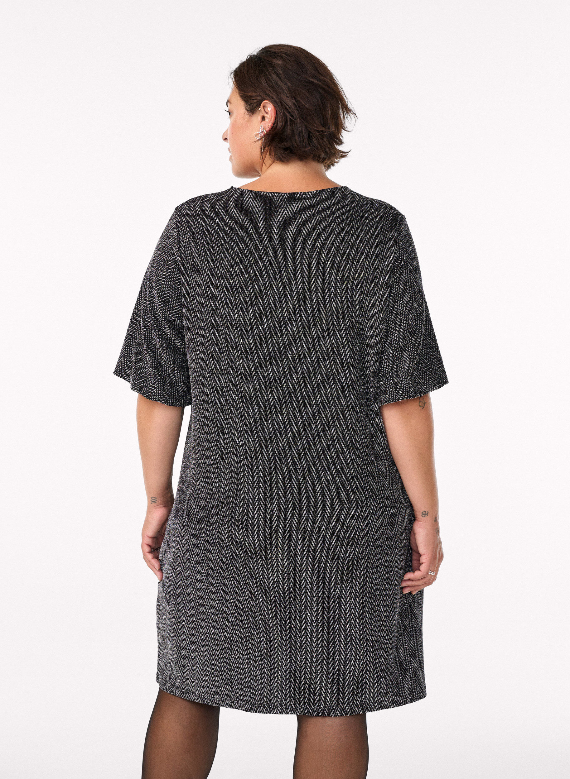 Zizzi Kr&oacute;tka sukienka z blyszczacym wzorem, Czarne, Model image number 2