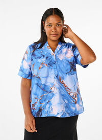 Wiskozowa bluzka z marmurowym nadrukiem i krótkimi rekawami, Palace Blue AOP, Model