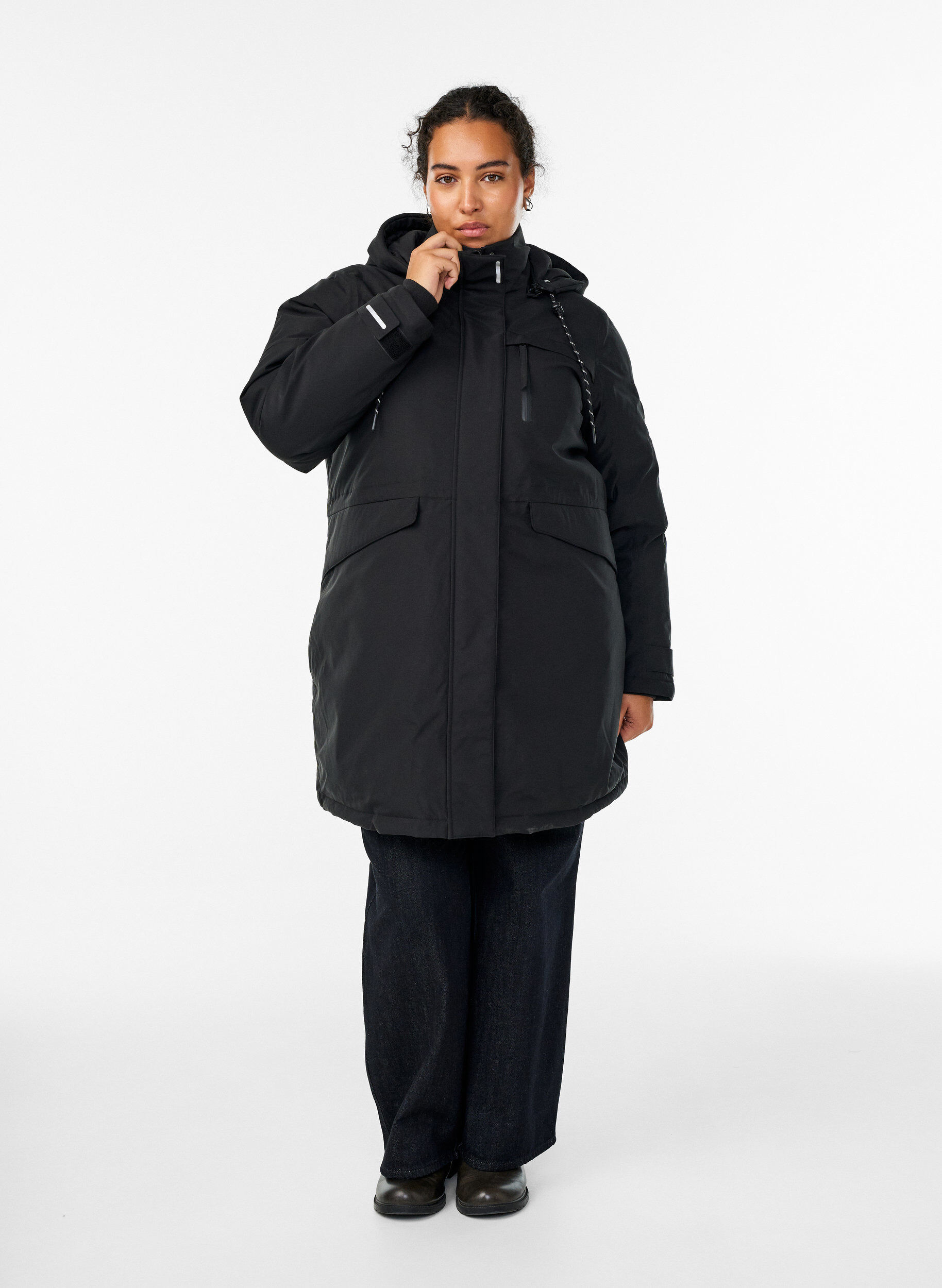 ZizziHydrofobowa parka z kapturem i funkcjonalnymi detalami, Czarne, Model image number 1