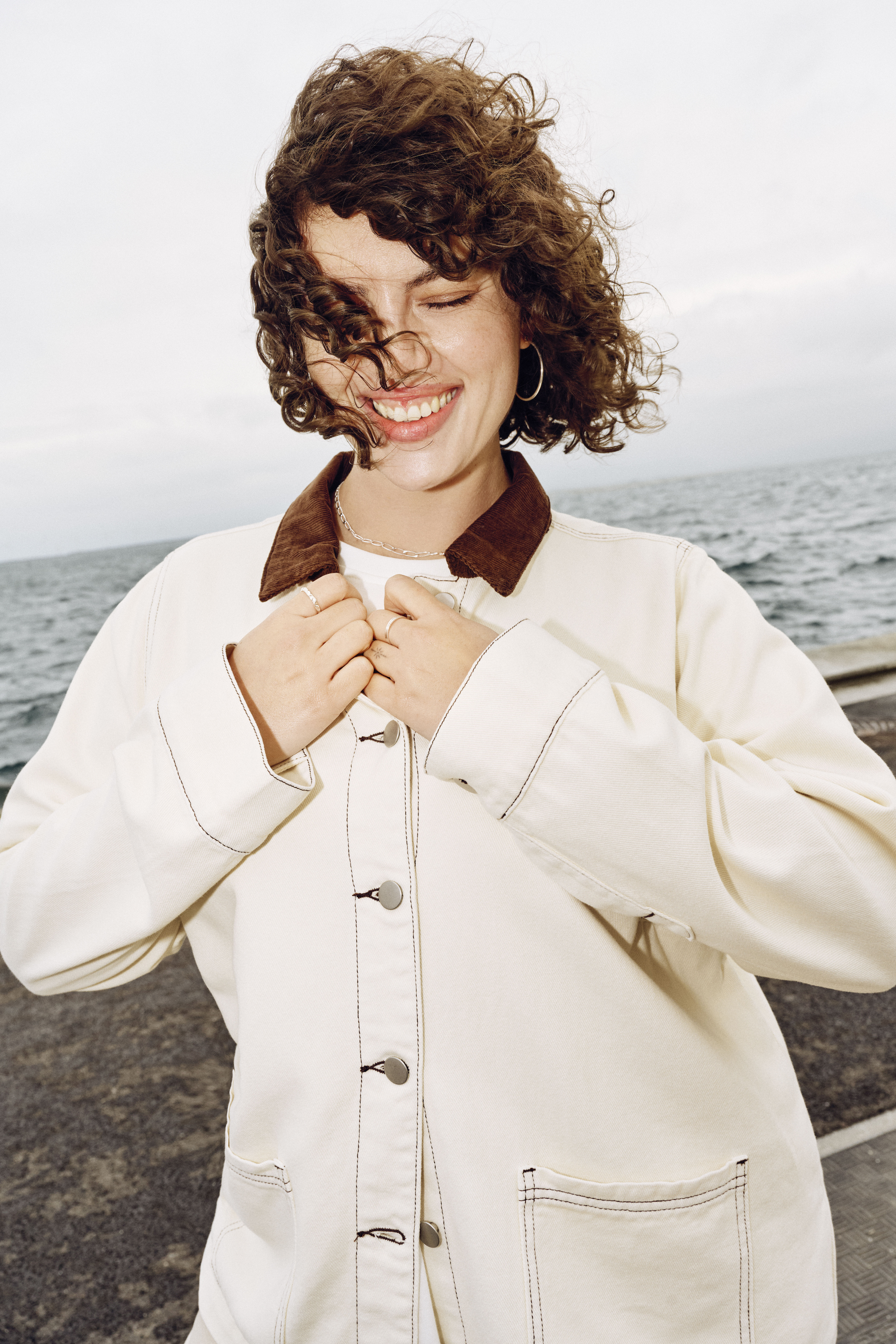 Zizzi Kurtka z kolorowego denimu z kontrastowym kołnierzem, , Model