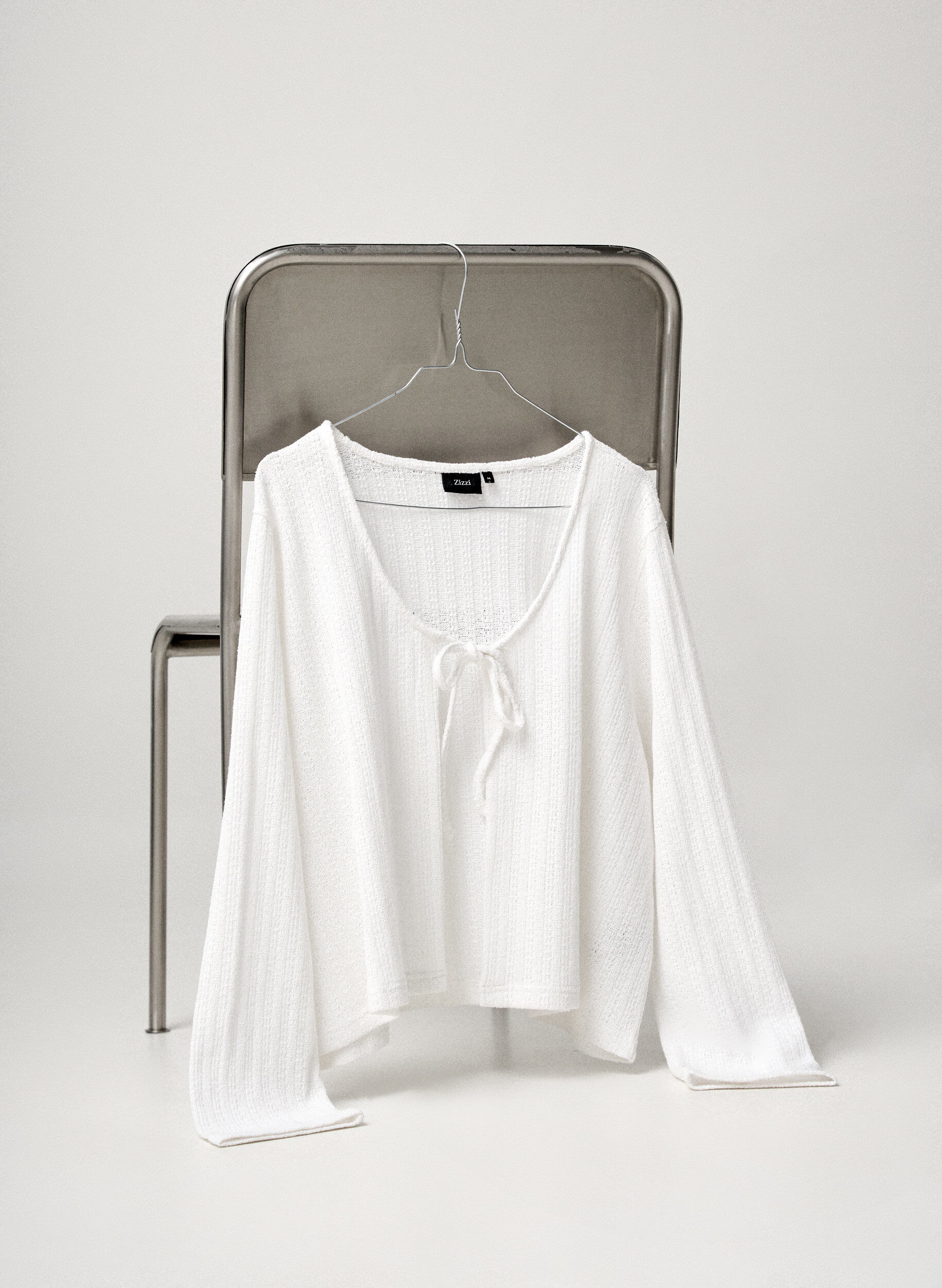 Dzersejowy kardigan z faktura i wiazaniem z przodu