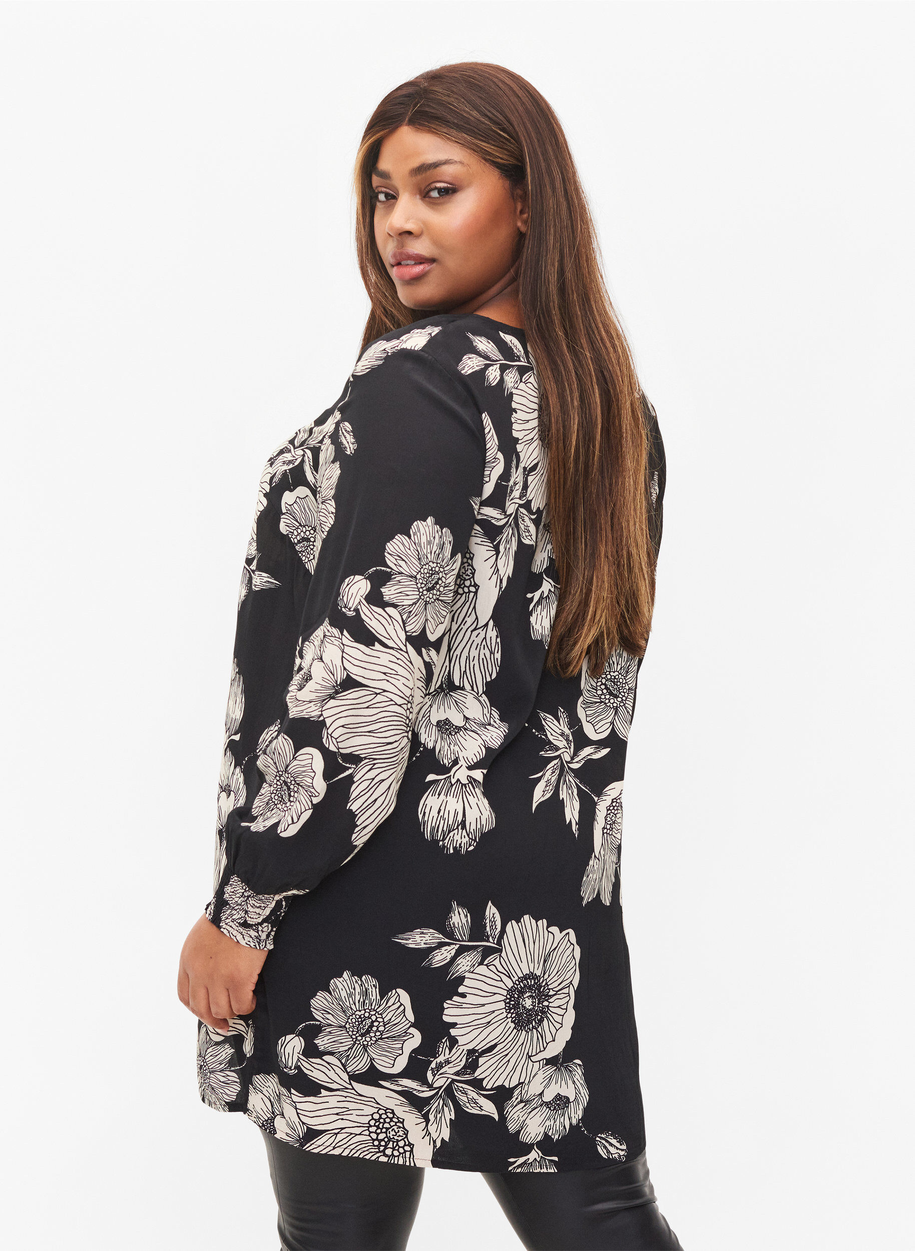Zizzi Long floral viscose shirt, Black White AOP, Model image number 1