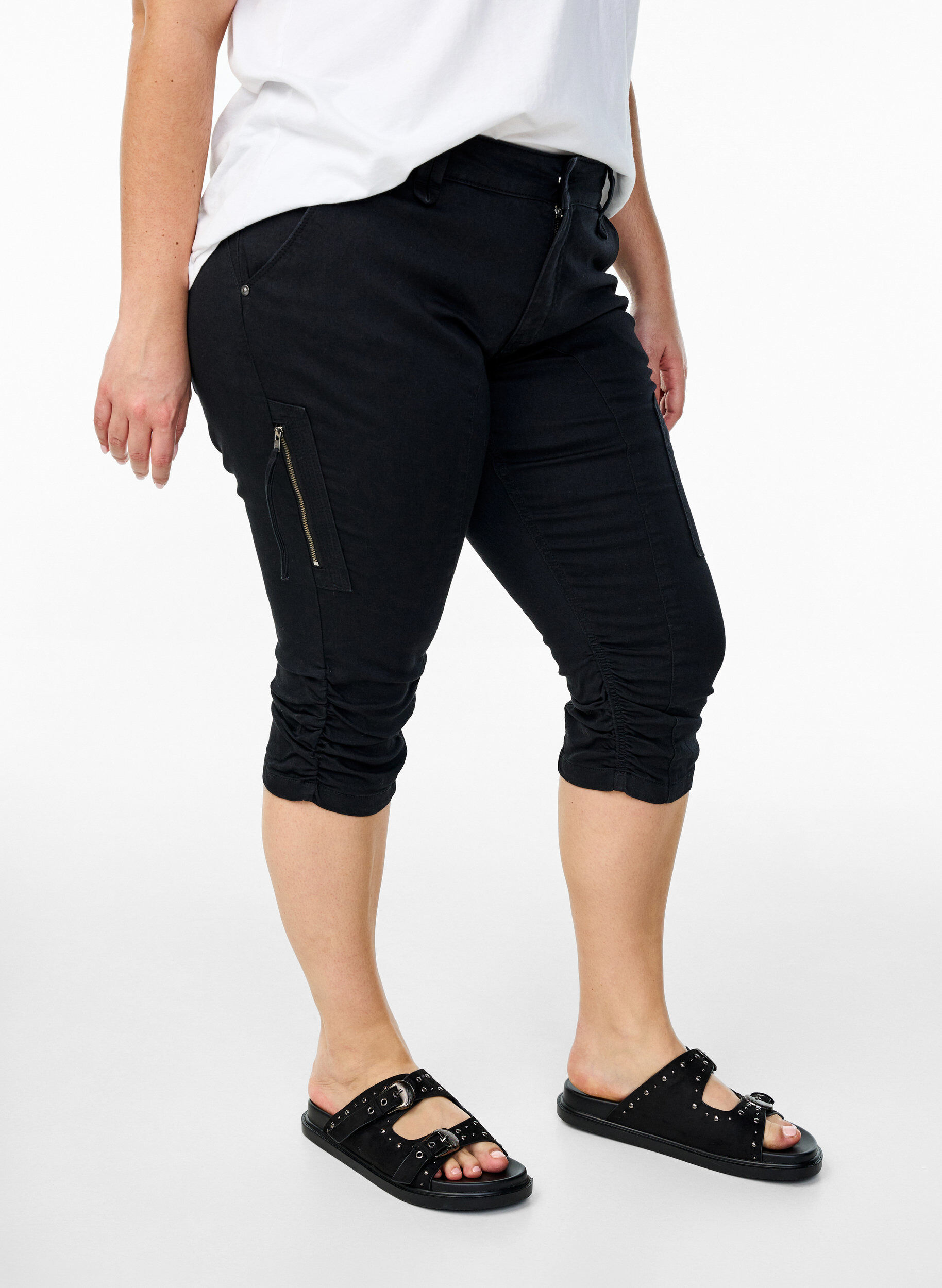 Zizzi Jeansy capri o dopasowanym kroju z kieszeniami, Czarne, Model image number 2