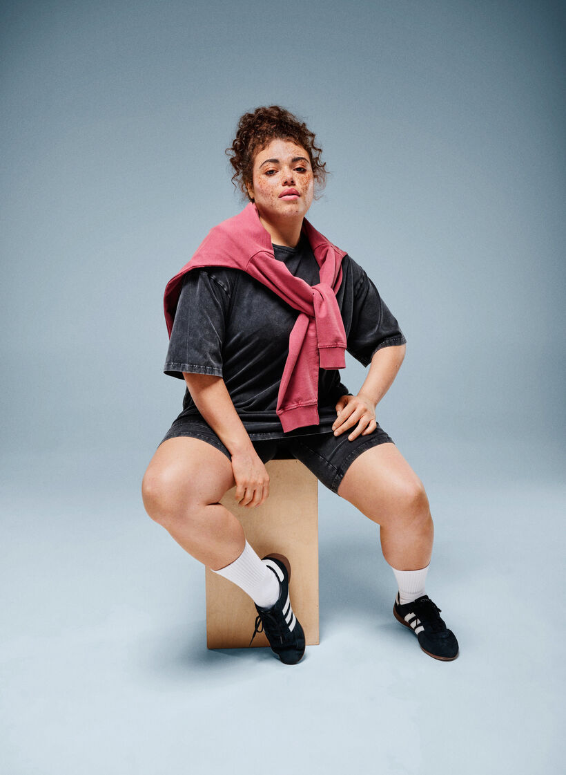 Sportowa bawelniana koszulka z efektem prania, Czarne, Image image number 0