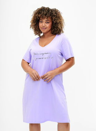 Koszula nocna z bawelny organicznej z dekoltem w szpic (GOTS), Lavender Decide, Model image number 0