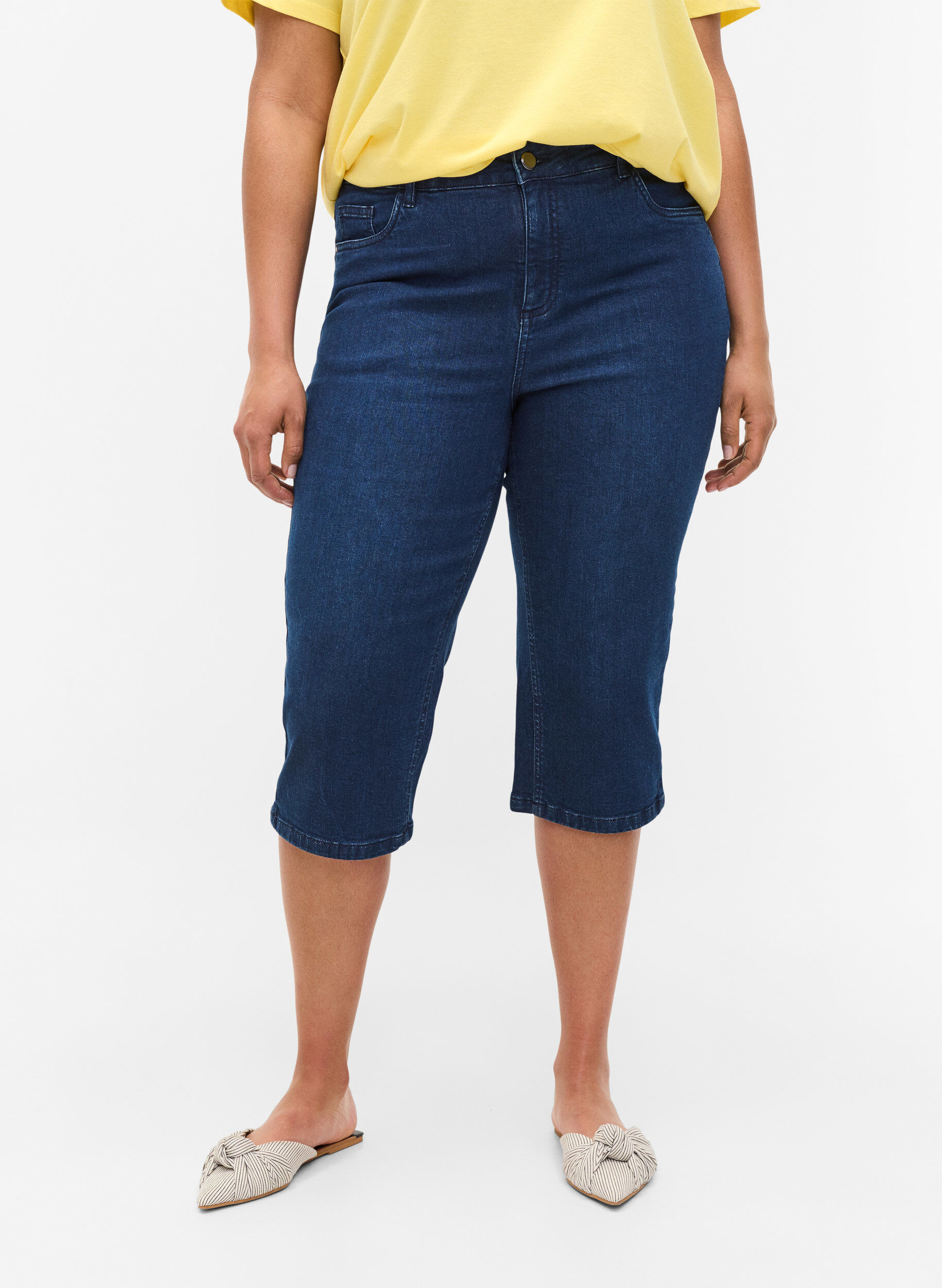 Zizzi Close-fitting denim capris in cotton, Dark blue denim, Model image number 2