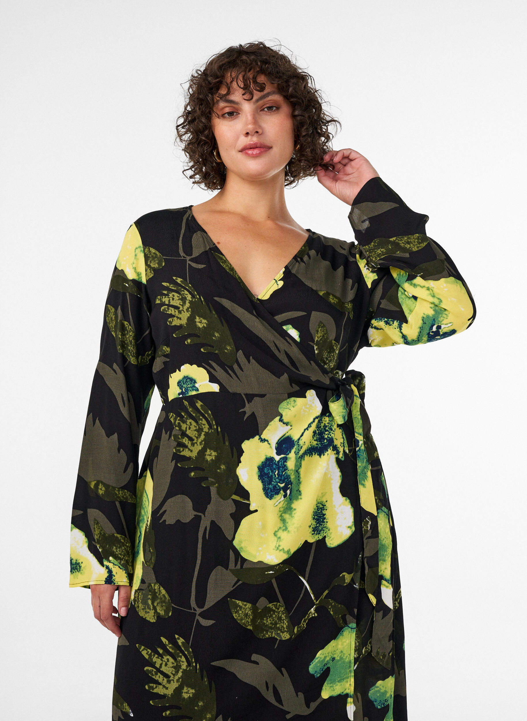 ZizziSukienka w kwiaty w stylu wrap wykonana z wiskozy z paskiem do wiazania, Czarne, Model image number 2