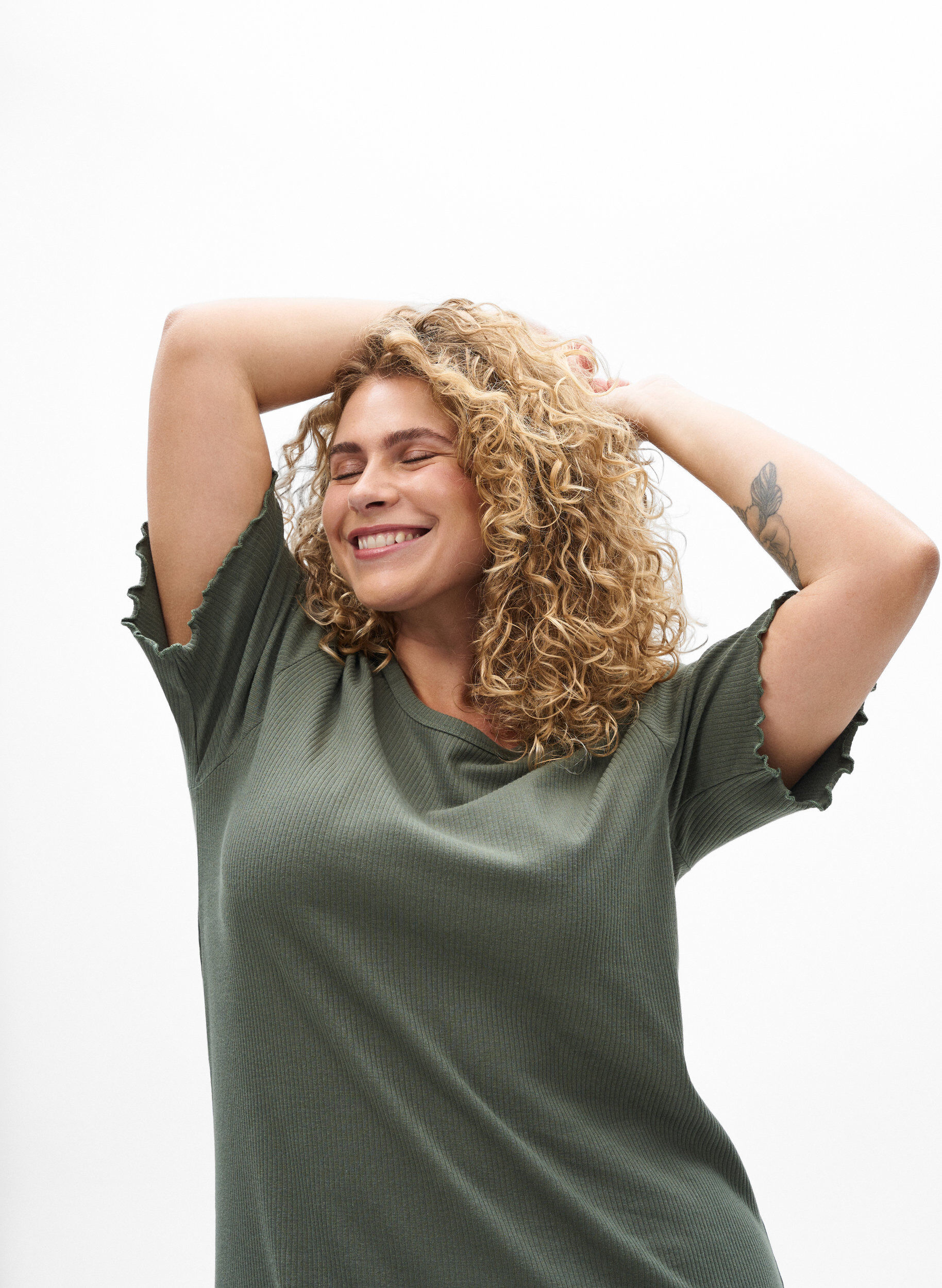 Zizzi Dluga sukienka z kr&oacute;tkim rekawem wykonana z dzerseju, Zielony, Model image number 2