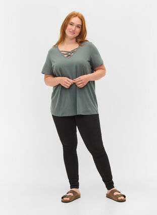 T-shirt z krótkim rekawem i dekoltem w szpic, Balsam Green, Model image number 2