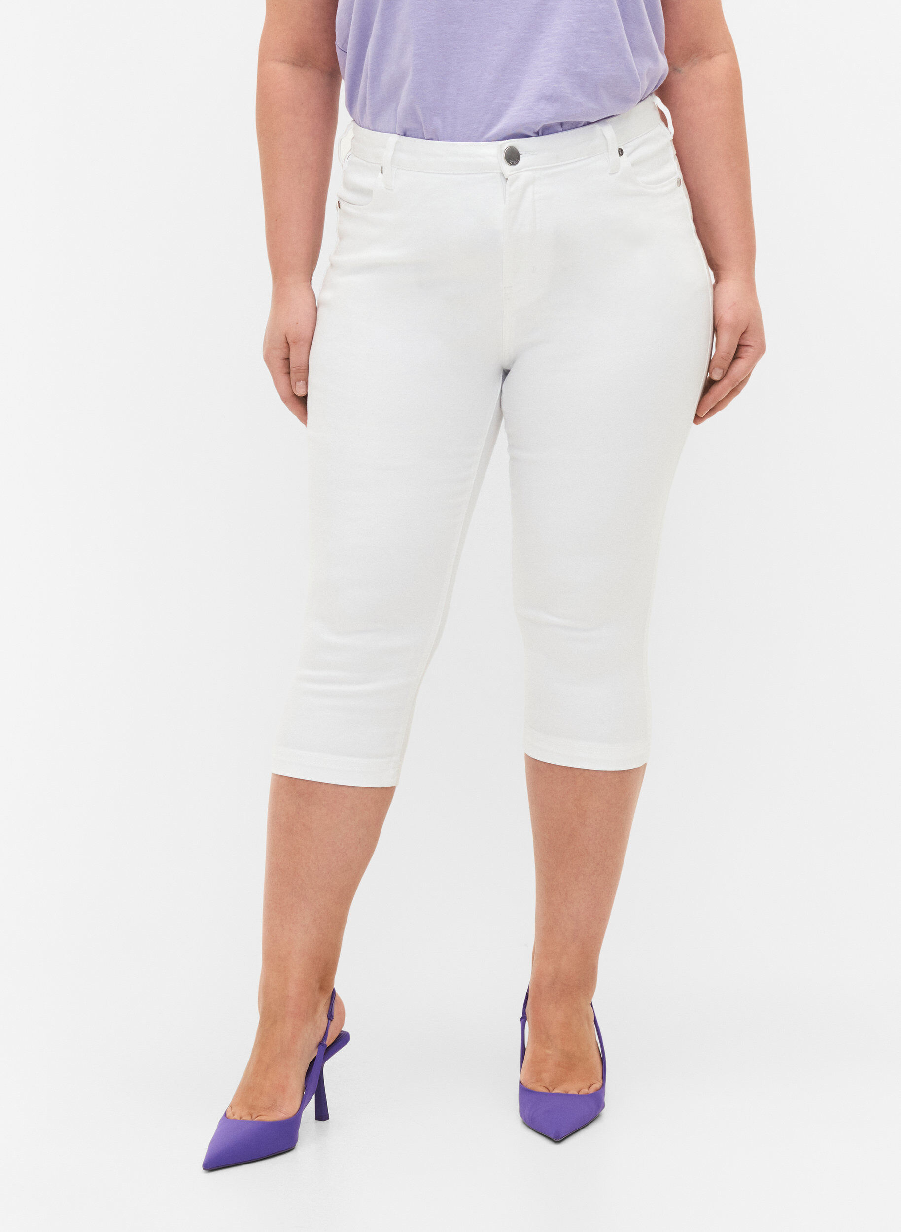 Zizzi Amy capri jeans z wysokim stanem i bardzo dopasowanym krojem, Biały, Model image number 3