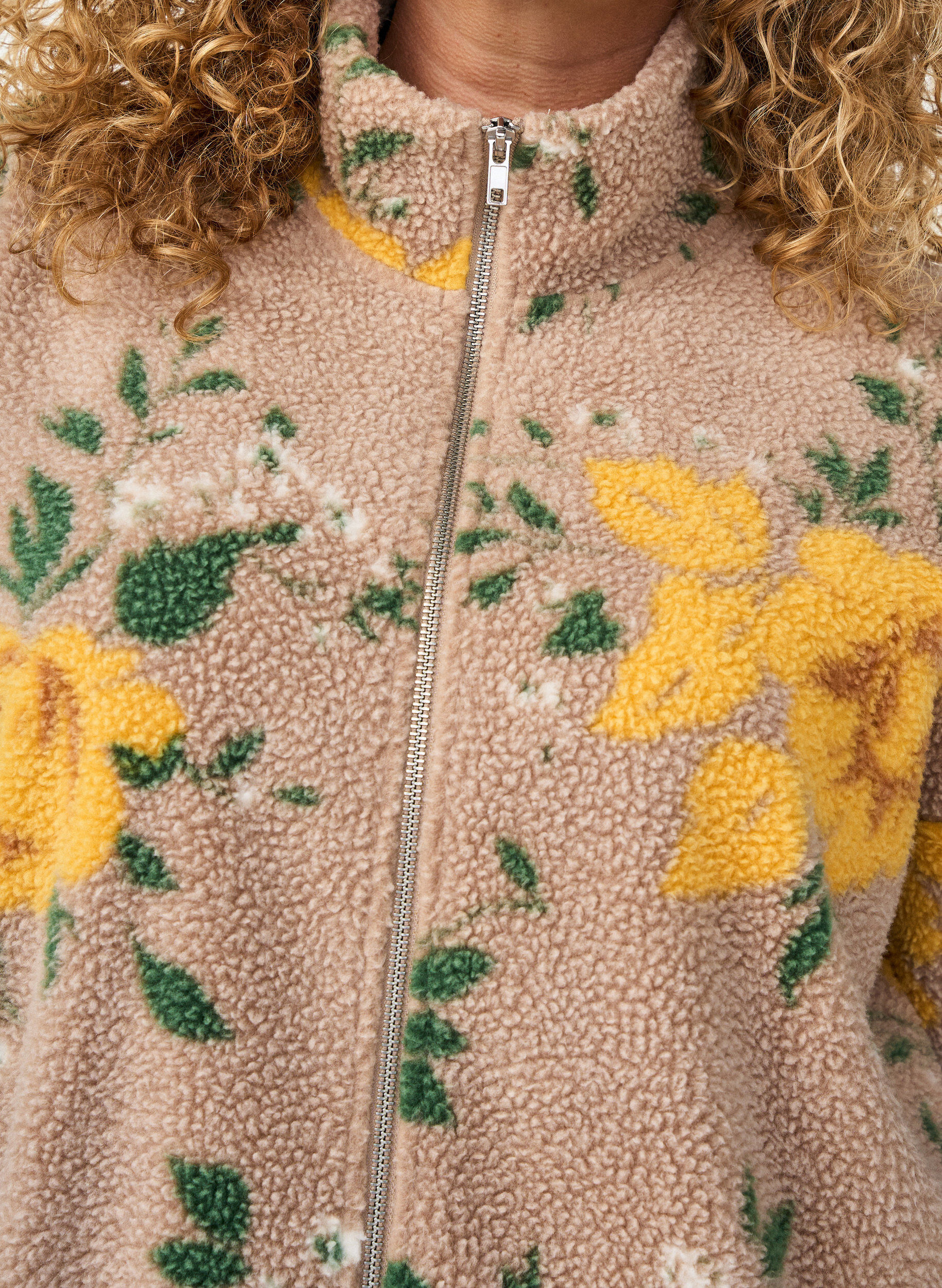 ZizziKurtka polarowa z kwiatowym wzorem, wysokim kolnierzem i zamkiem blyskawicznym, Beżowy, Model image number 3