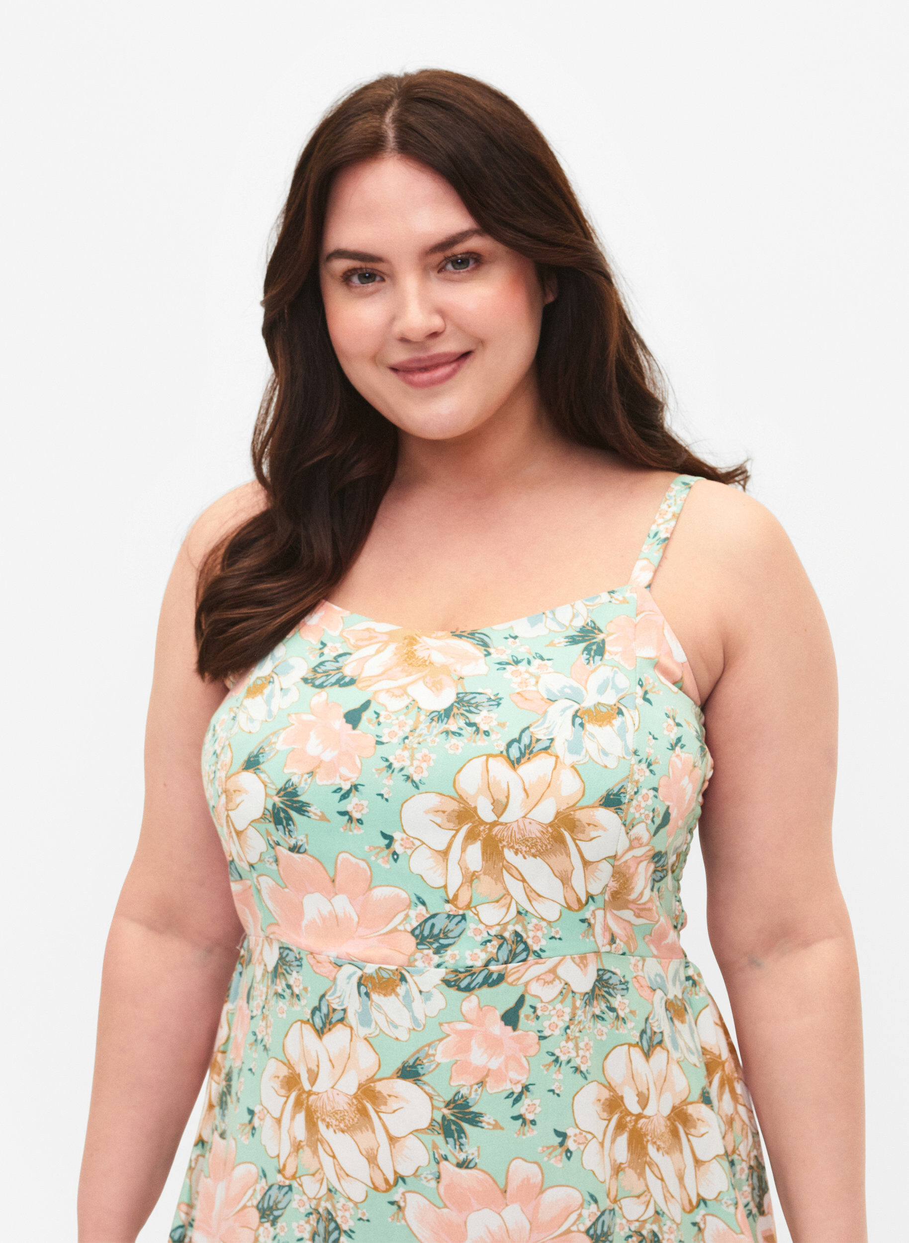 Zizzi Marszczona wiskozowa sukienka w kwiaty, na ramiaczkach, Green Flower, Model image number 2