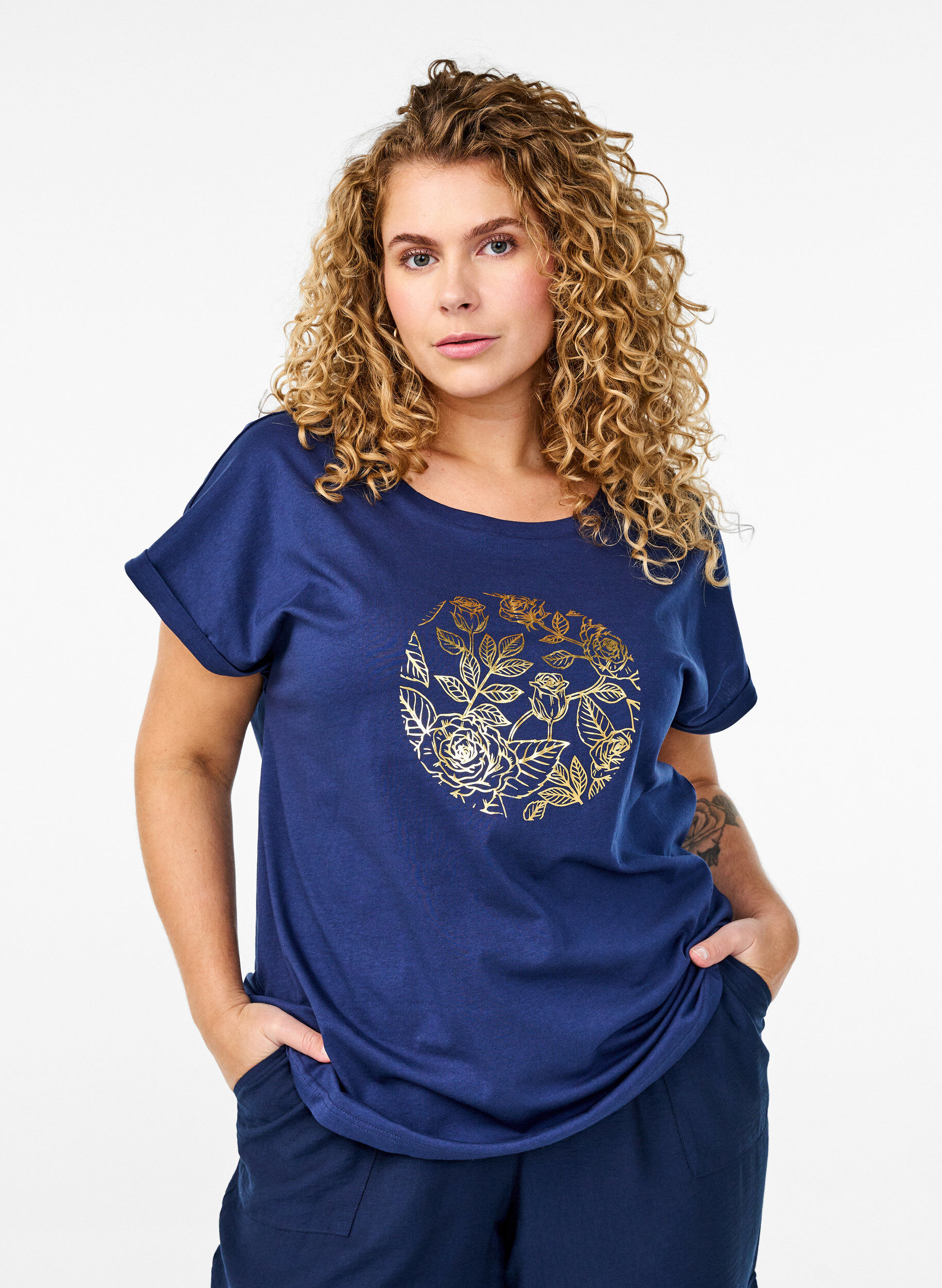 Zizzi T-shirt ze zlotym kwiatowym nadrukiem, Naval A. Gold Rose, Model image number 0