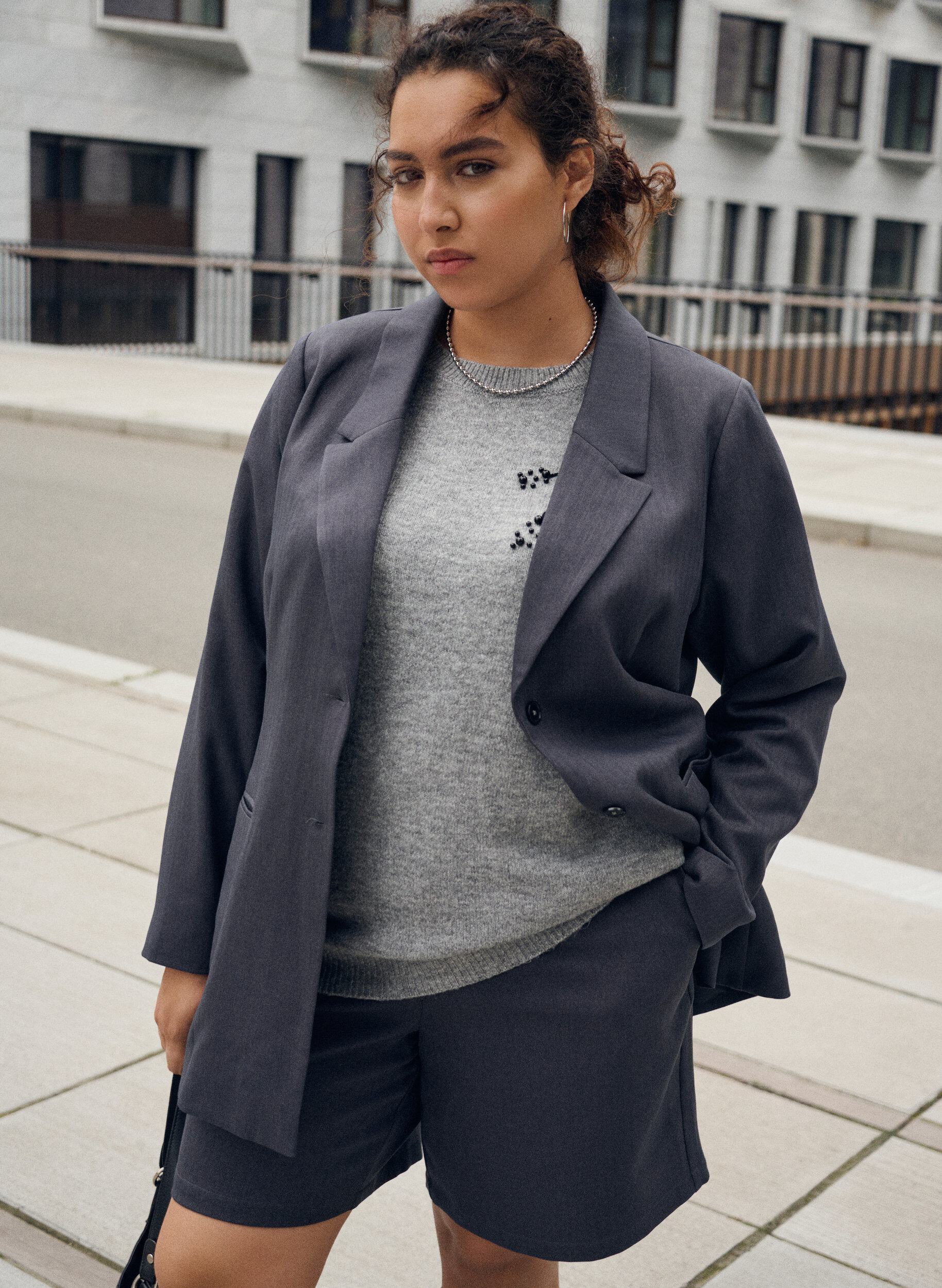 Zizzi Sweter z haftem z perel, Szary, Image image number 0