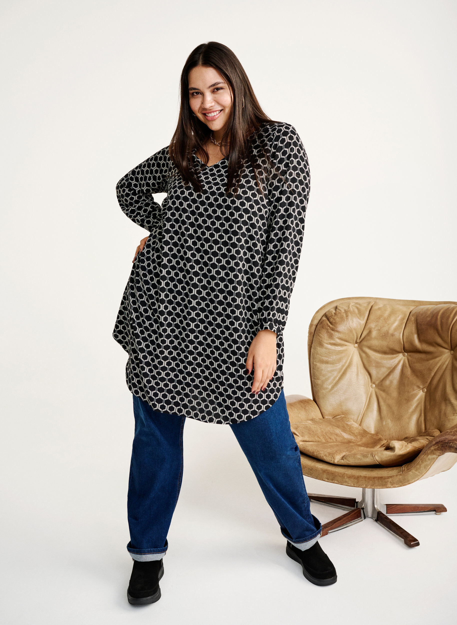 Zizzi Sukienka z dekoltem w serek i z nadrukiem, Black Graphic AOP, Image image number 0