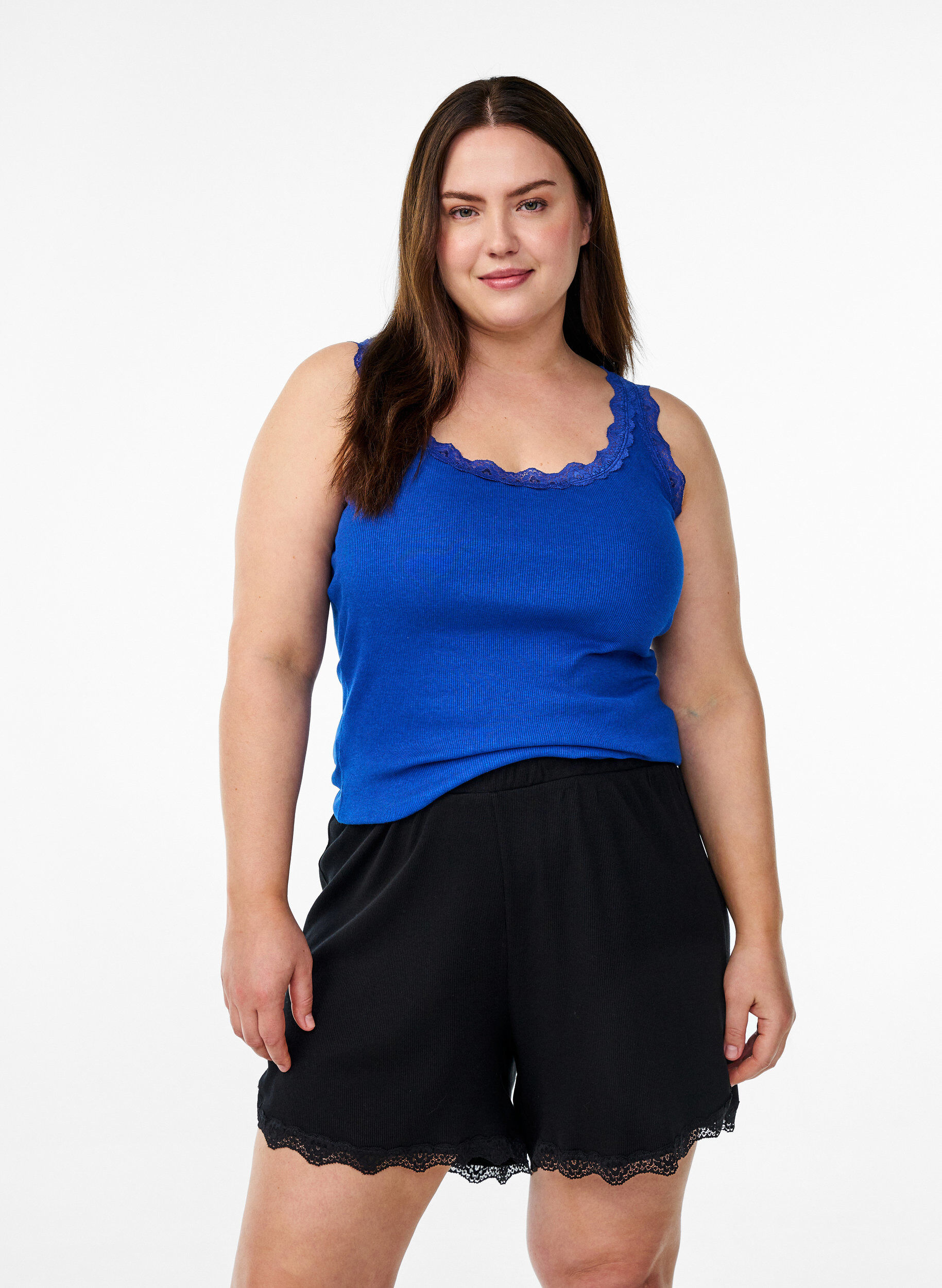 Luzne nocne szorty o prazkowanej fakturze i koronkowym wykonczeniu, Czarne, Model