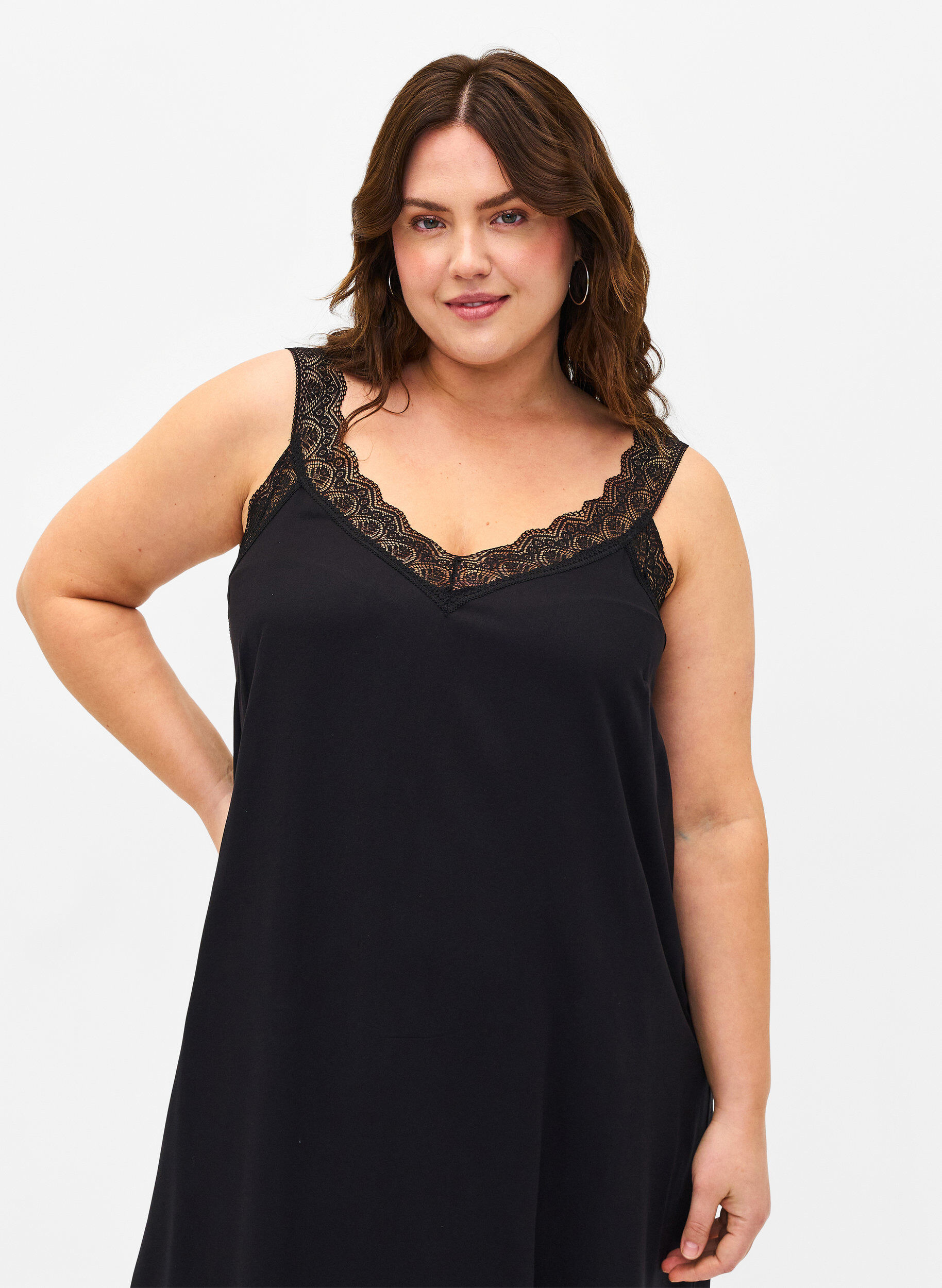 Zizzi Sukienka o dlugosci midi z wiskozy i koronki, Black, Model image number 2