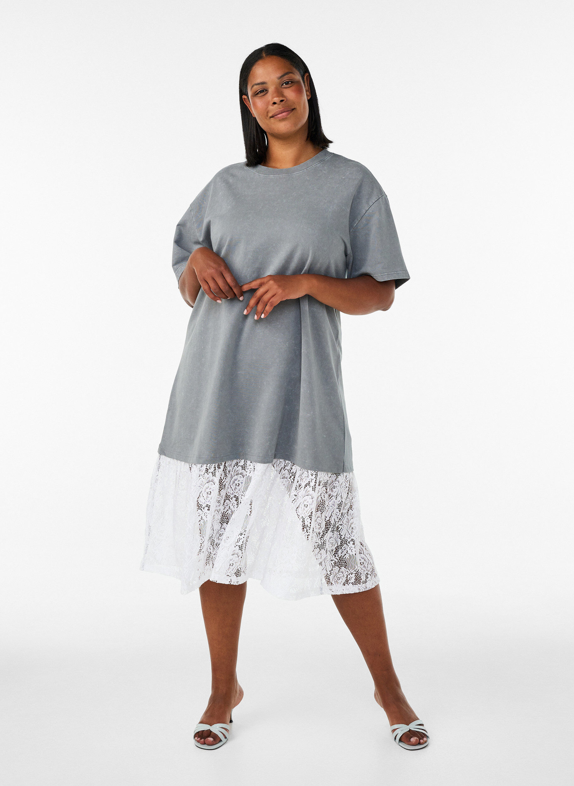 ZizziLuzna sukienka T-shirtowa z koronkowym wykonczeniem, Szary, Model image number 0