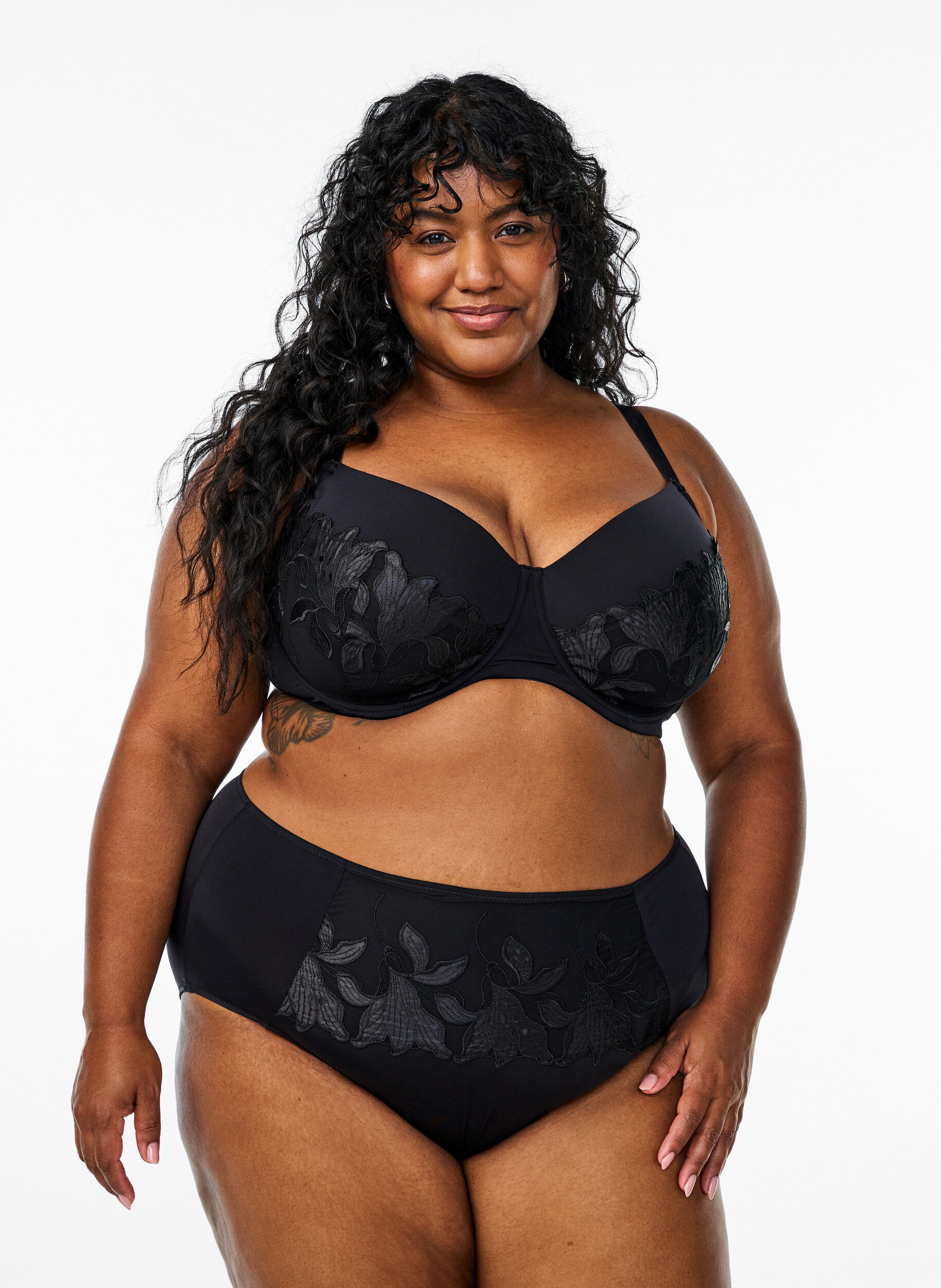 Figi damskie z mikrofibry z kwiatowym haftem, Czarne, Model