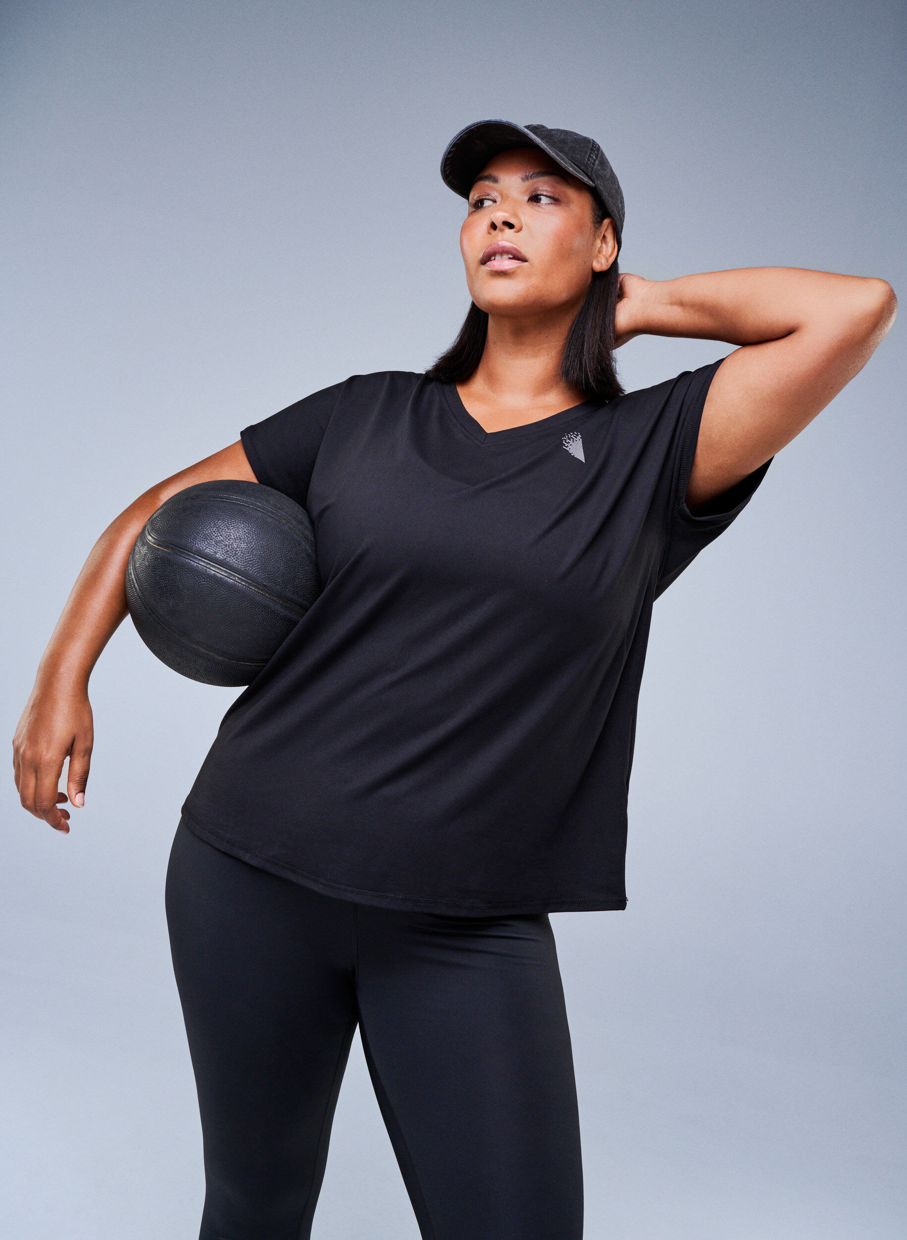 Zizzi Luzna koszulka treningowa z dekoltem w szpic, Czarne, Image image number 0