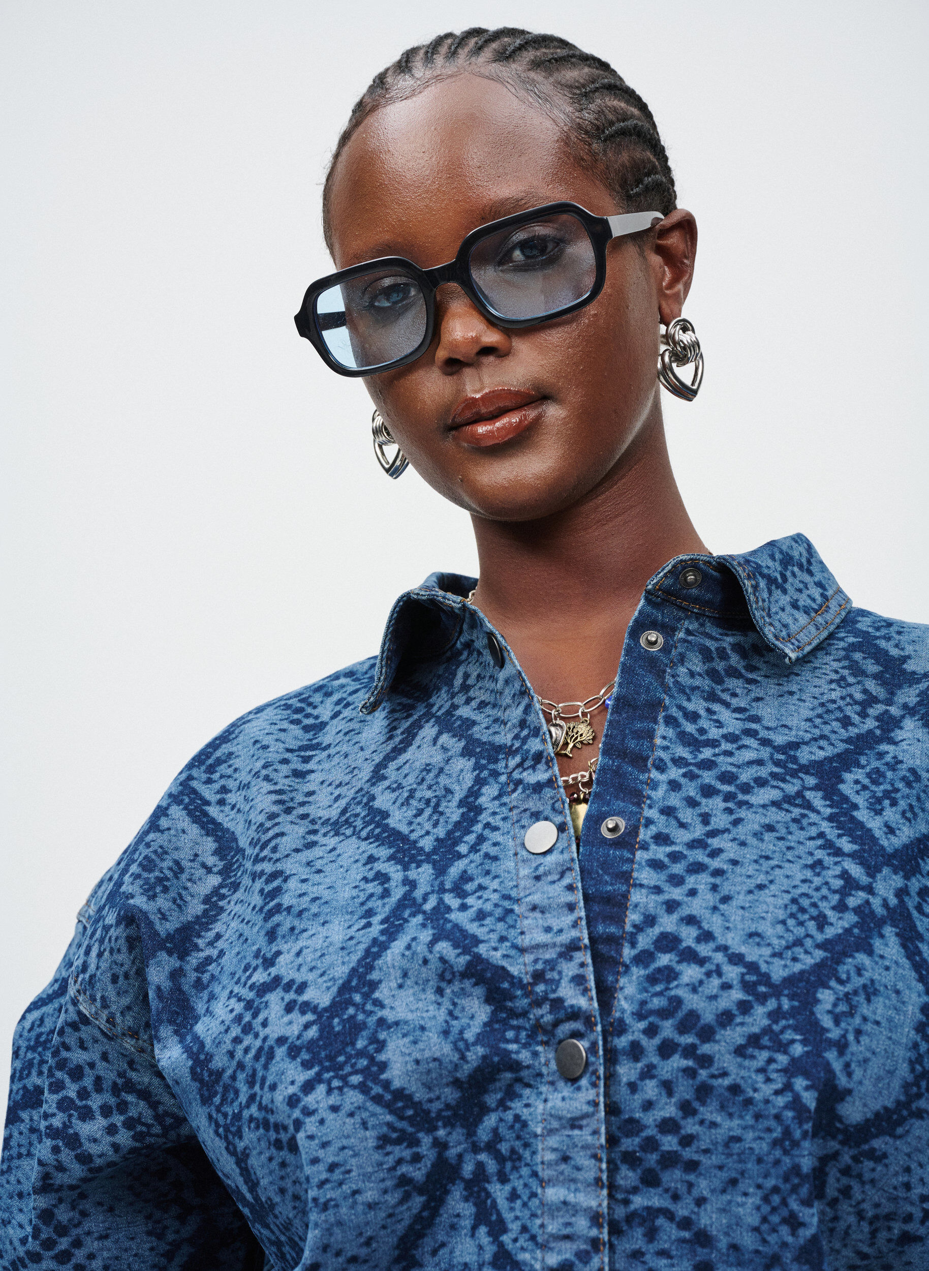 Zizzi Luzna dzinsowa koszula z wezowym nadrukiem, Niebieskie, Image image number 0