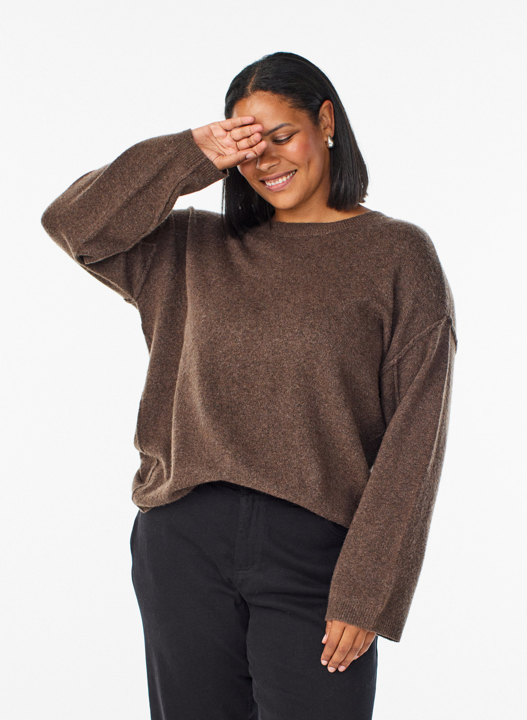 Luzny dzianinowy sweter z widocznymi szwami, Brązowy, Model