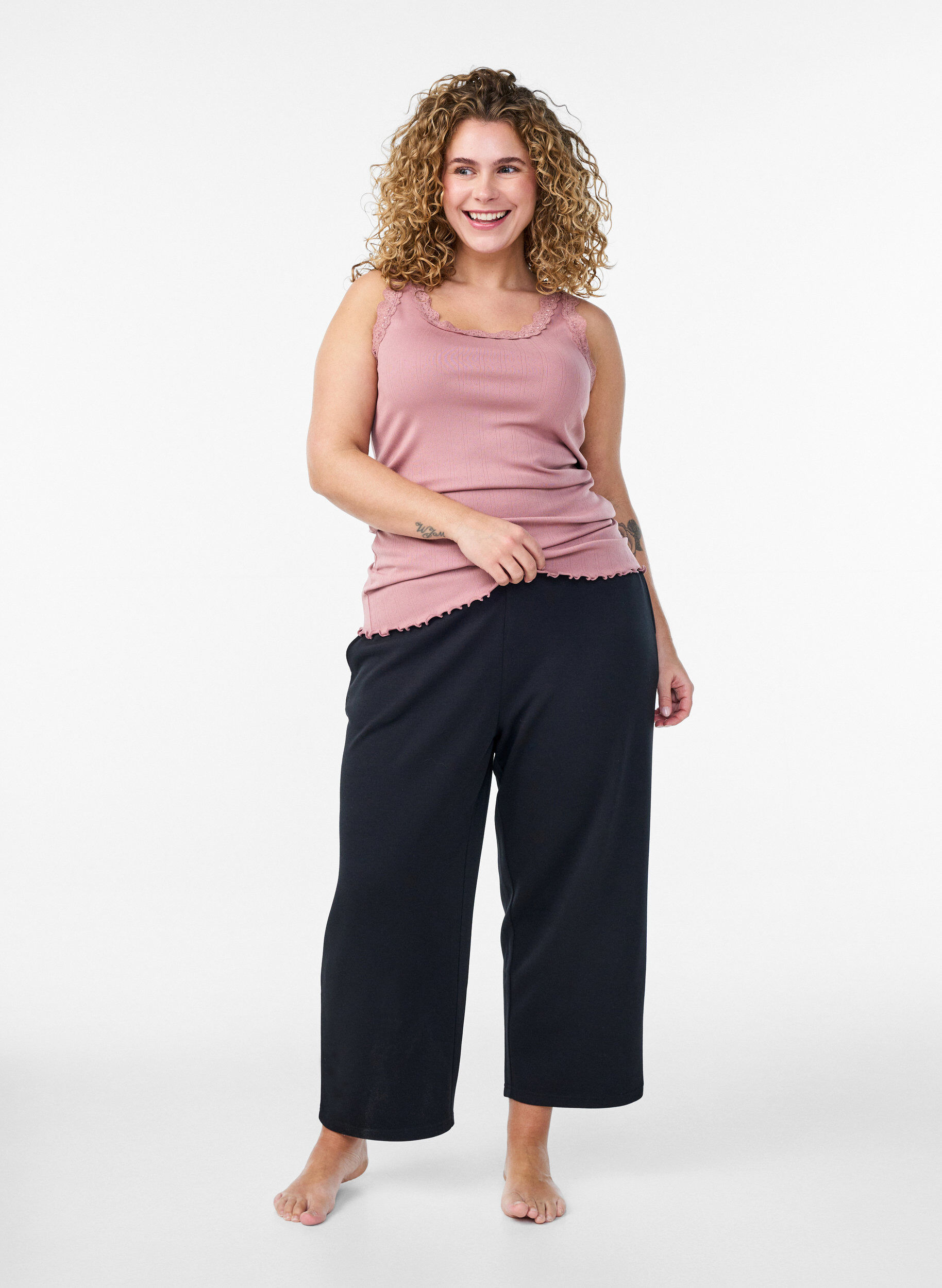 Zizzi Koszulka bez rekaw&oacute;w z koronkowym wykonczeniem i haftem oczka, R&oacute;żowy, Model image number 1