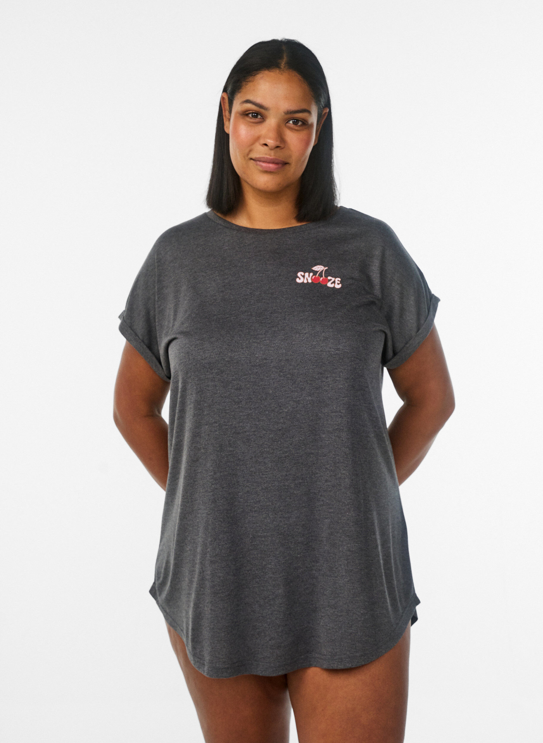 ZizziKoszula nocna z kr&oacute;tkim rekawem i nadrukiem tekstowym, Czarne, Model image number 0