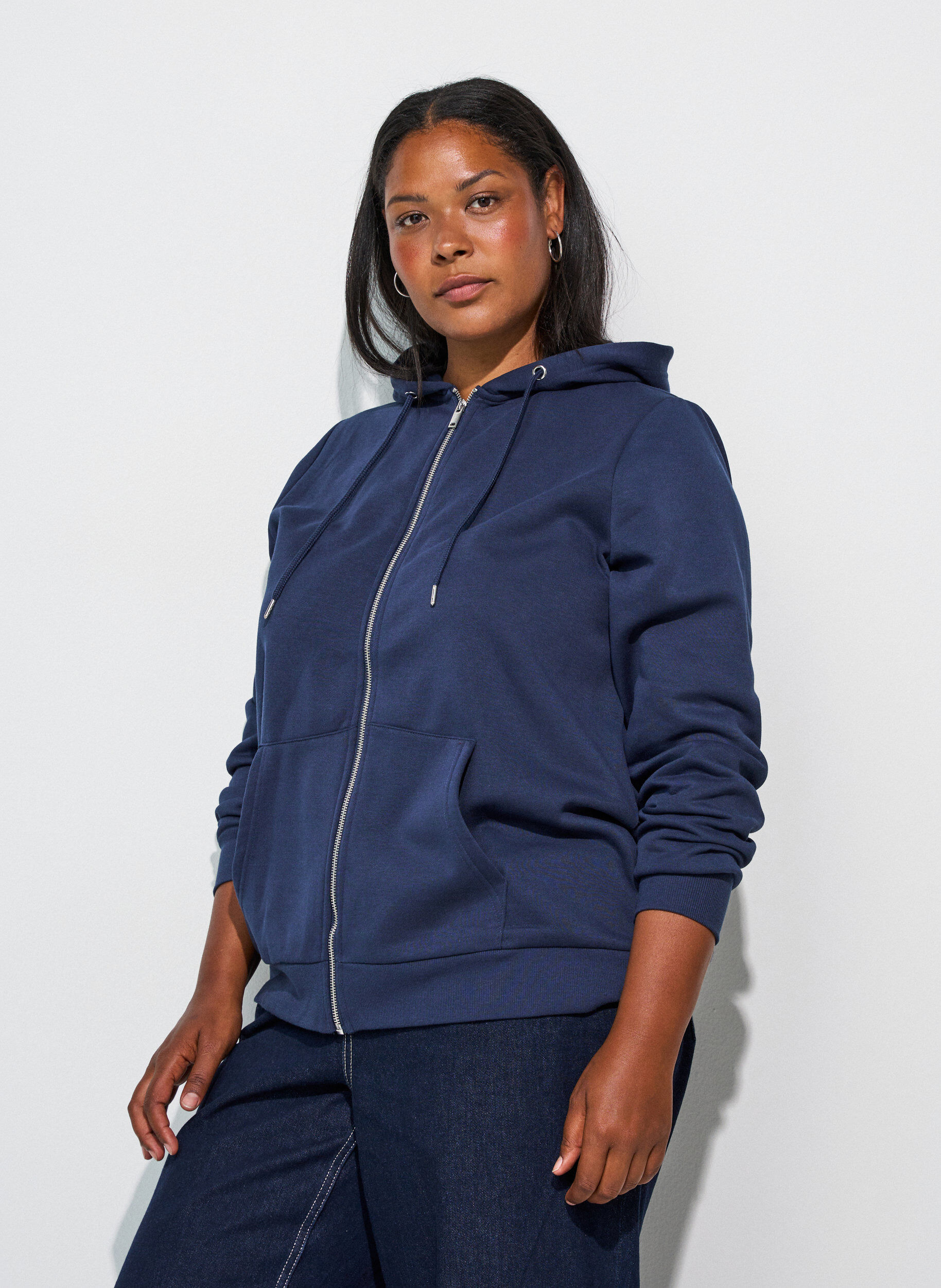 Bluza z kapturem, zamkiem blyskawicznym i kieszeniami, Niebieskie, Model