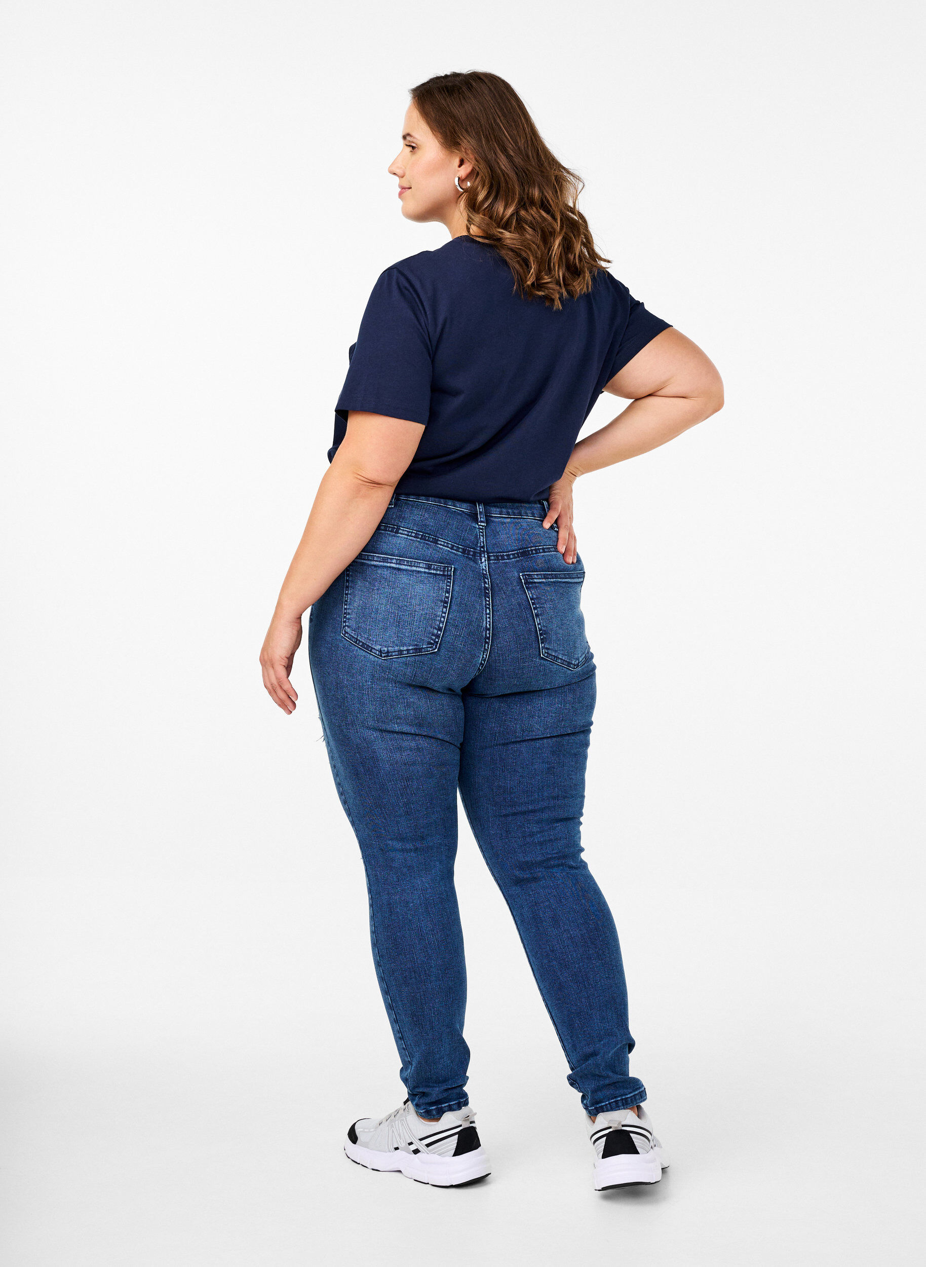 Zizzi Bardzo waskie jeansy Amy z&nbsp;przetarciami, Blue Denim, Model image number 1