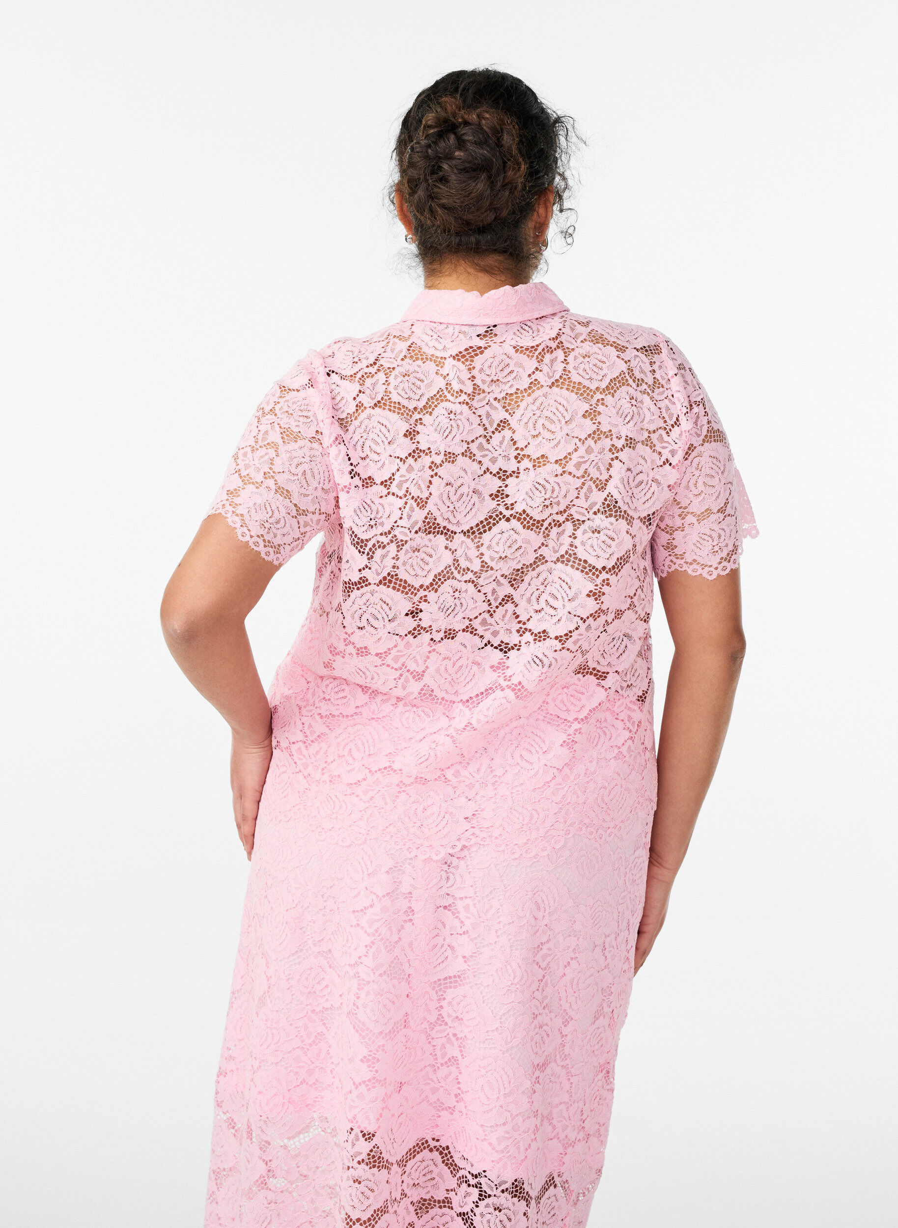 Zizzi Koronkowa bluzka koszulowa z perlowymi guzikami, R&oacute;żowy, Model image number 2