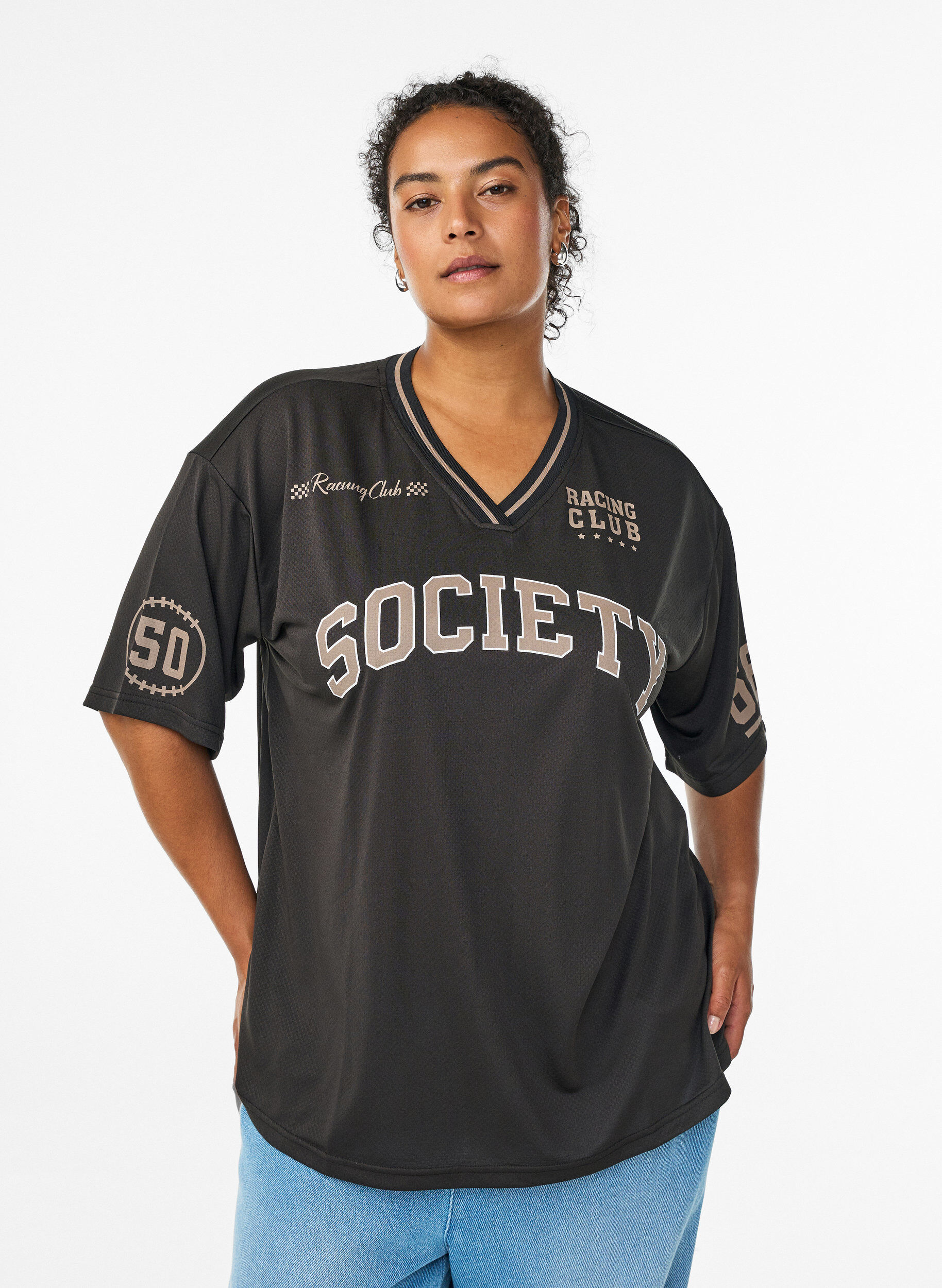 Sportowa koszulka z dekoltem w szpic i nadrukiem w stylu wyscigowym, Czarne, Model