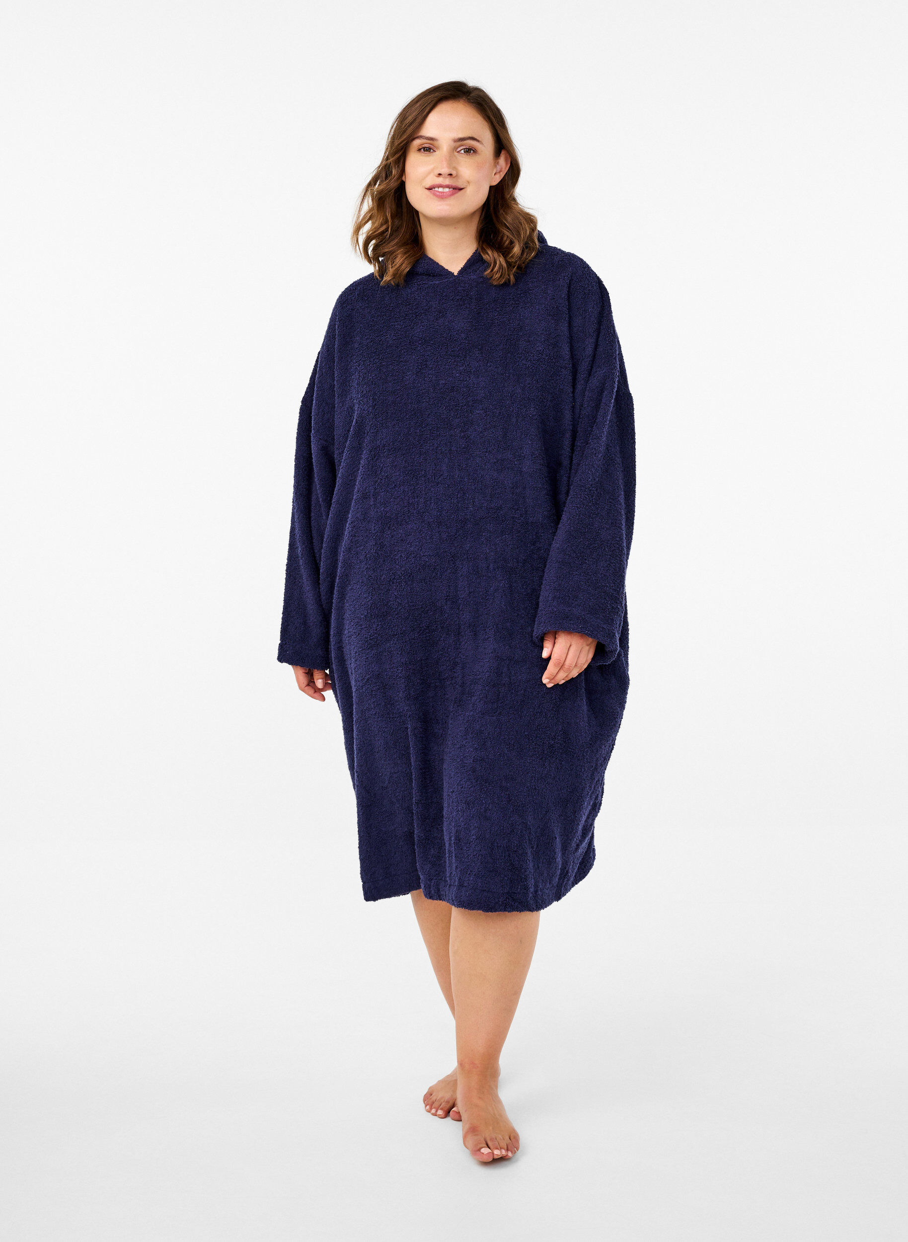 Zizzi Terry poncho z&nbsp;kapturem, Navy Blazer, Model image number 2