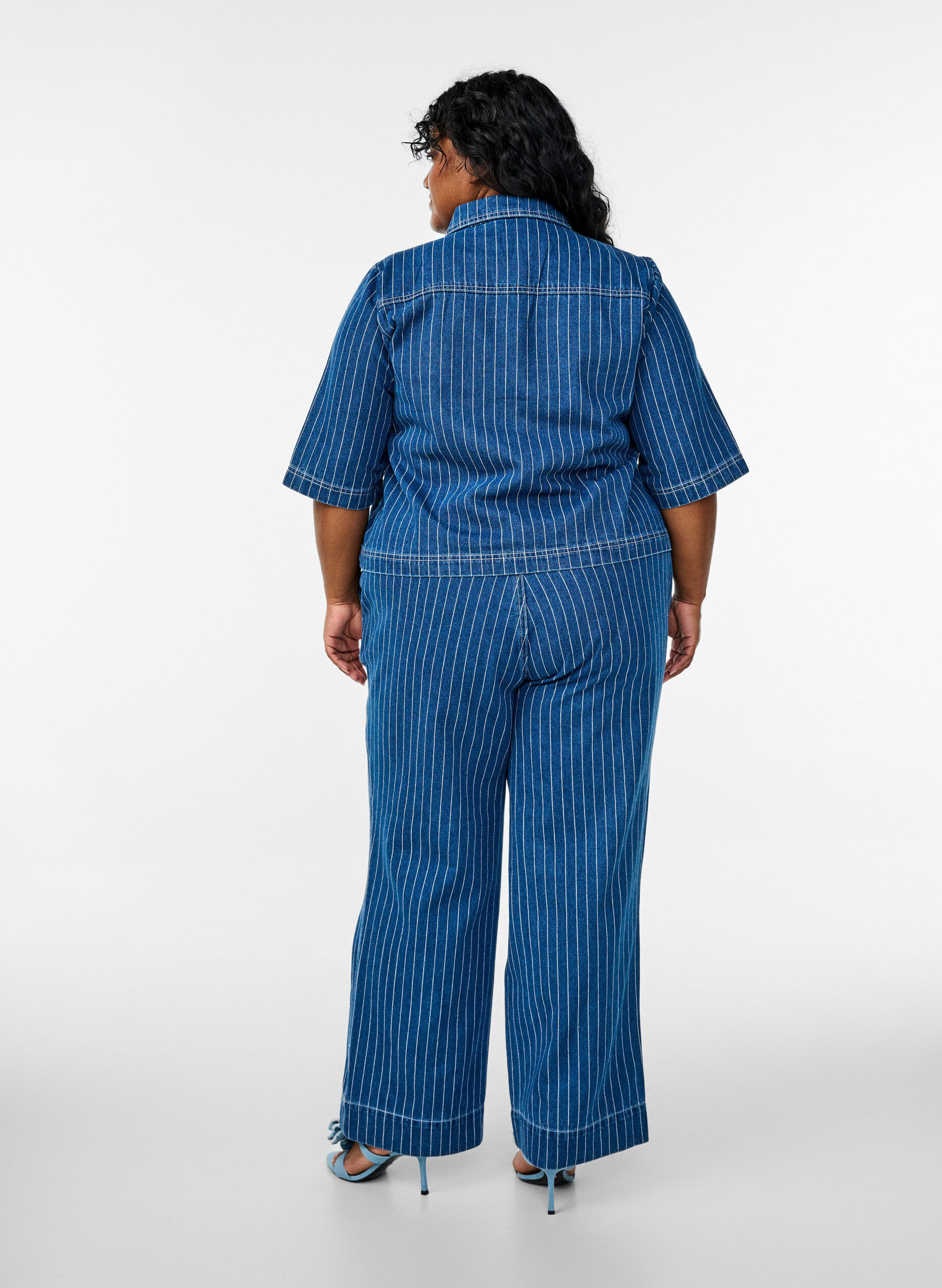 Zizzi Jeansy z szerokimi nogawkami i paskami, Niebieskie, Model image number 1