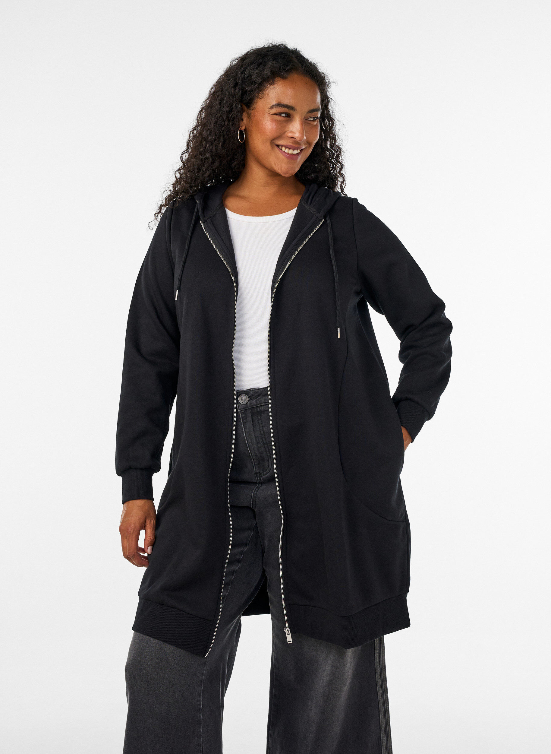 Dluga bluza z kapturem, zamkiem blyskawicznym i kieszeniami, Czarne, Model