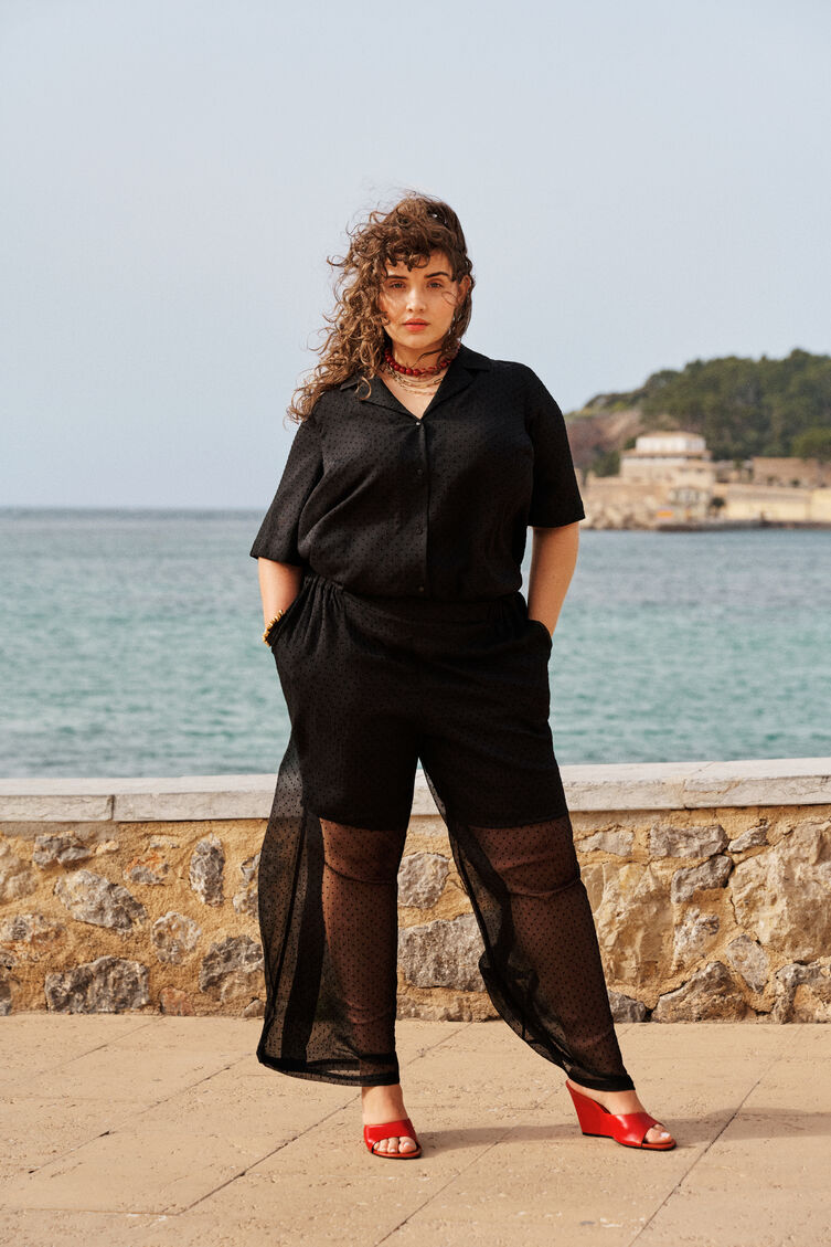 Elegancka czerń z czerwonymi akcentami, , Model