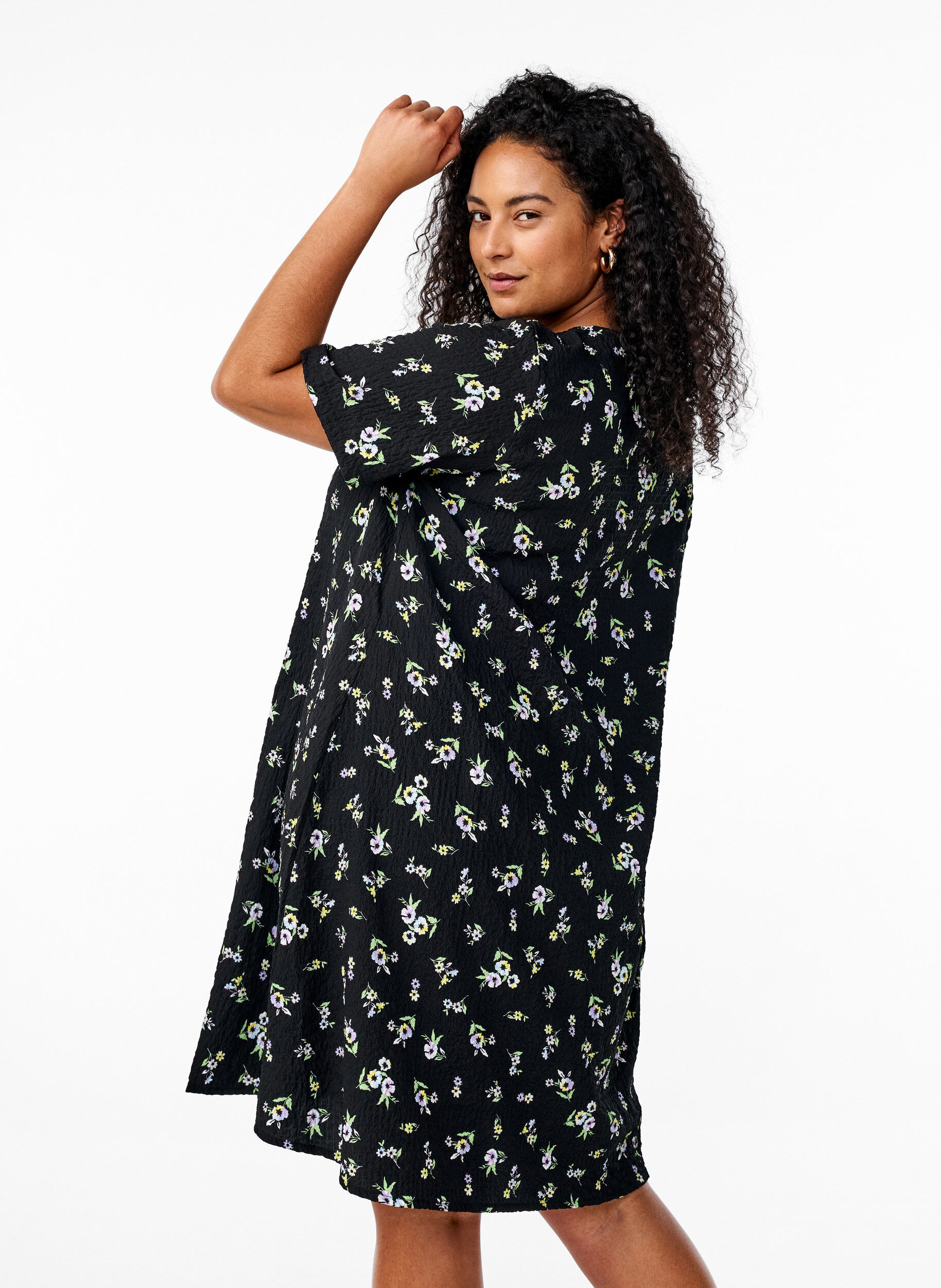 Zizzi FLASH - Sukienka z kr&oacute;tkim rekawem i dekoltem w serek, Czarne, Model image number 2