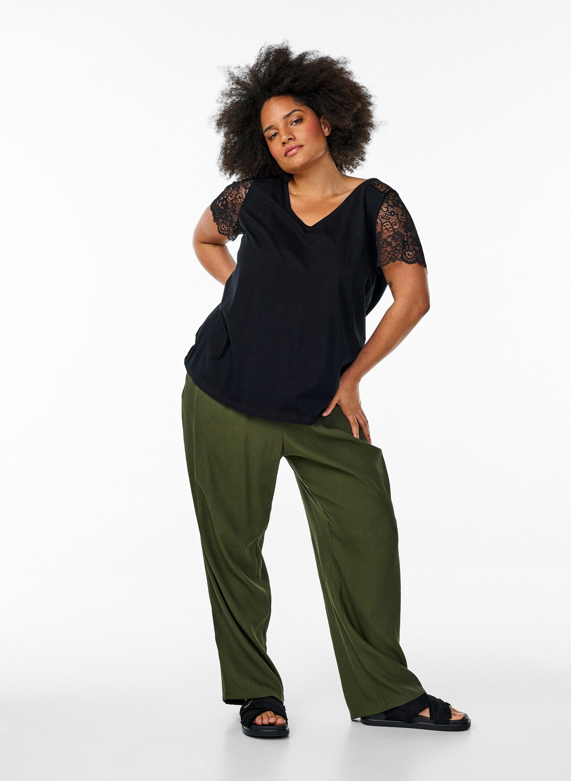 Zizzi Bawelniany t-shirt z kr&oacute;tkimi, koronkowymi rekawami, Czarne, Model image number 1