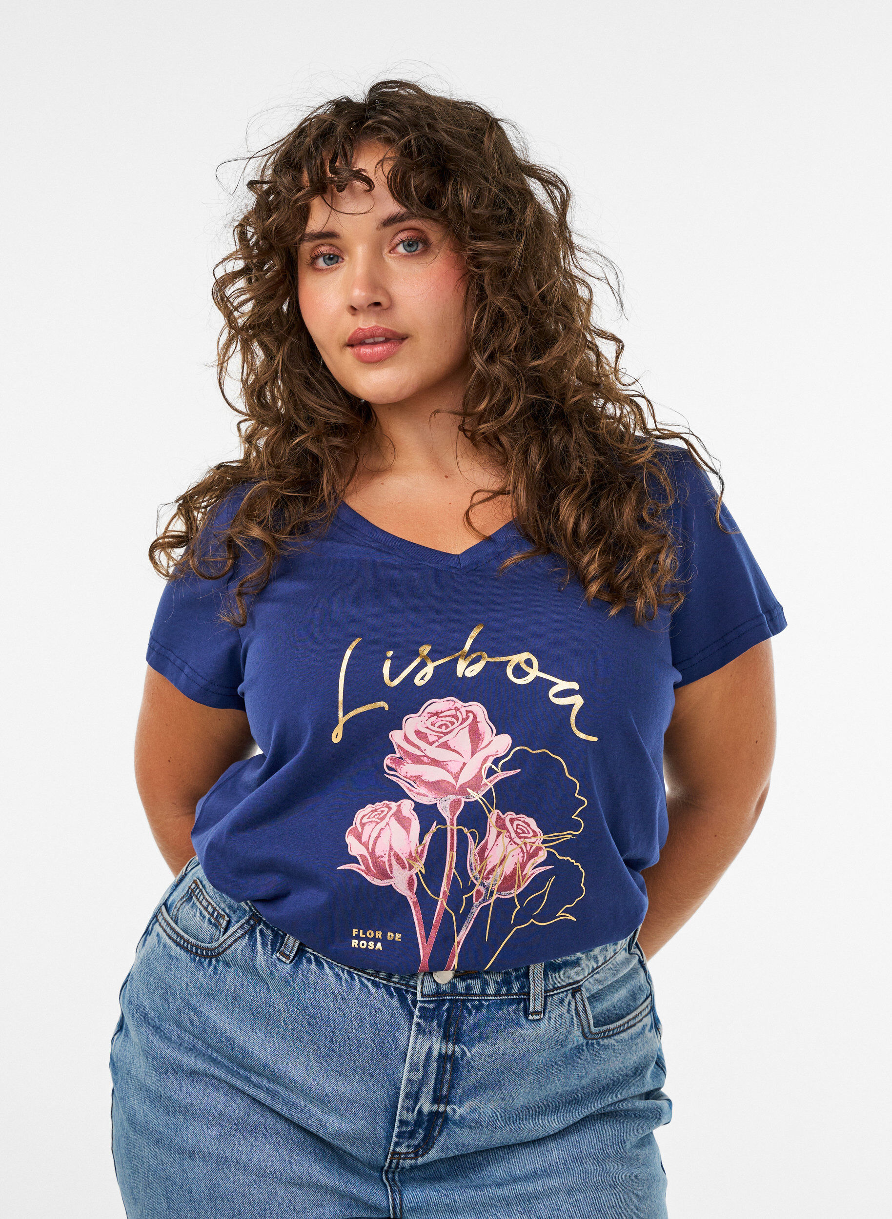 Cotton T-shirt with front print and V-neck, Blue, Model