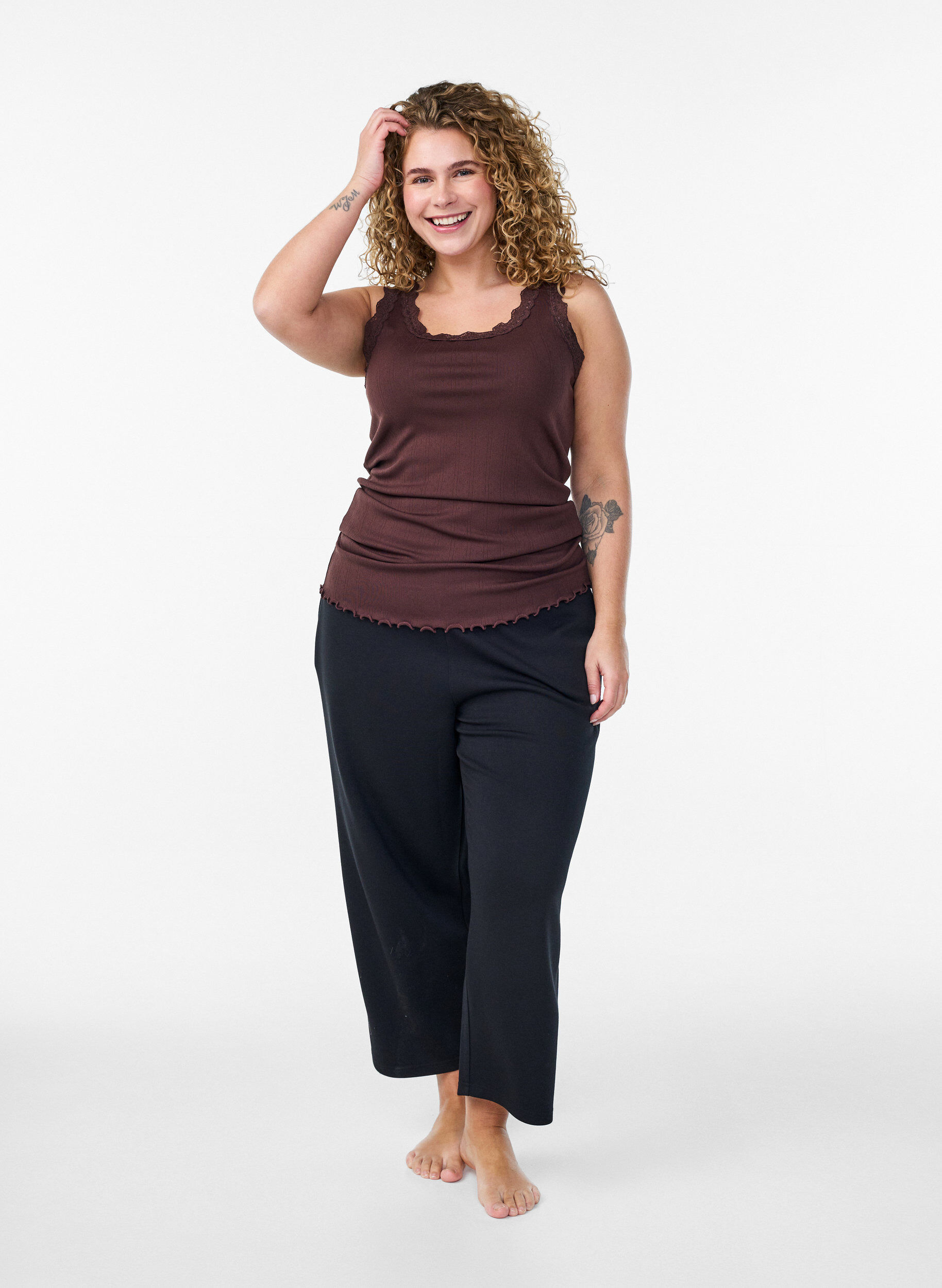 Zizzi Koszulka bez rekaw&oacute;w z koronkowym wykonczeniem i haftem oczka, Brązowy, Model image number 1